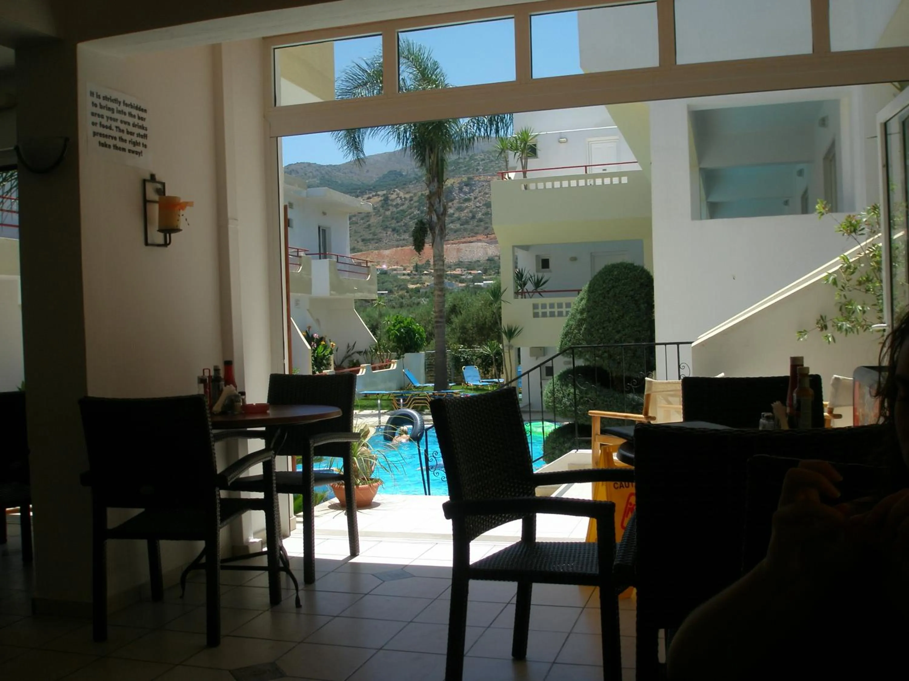 Restaurant/places to eat in Emerald Hotel