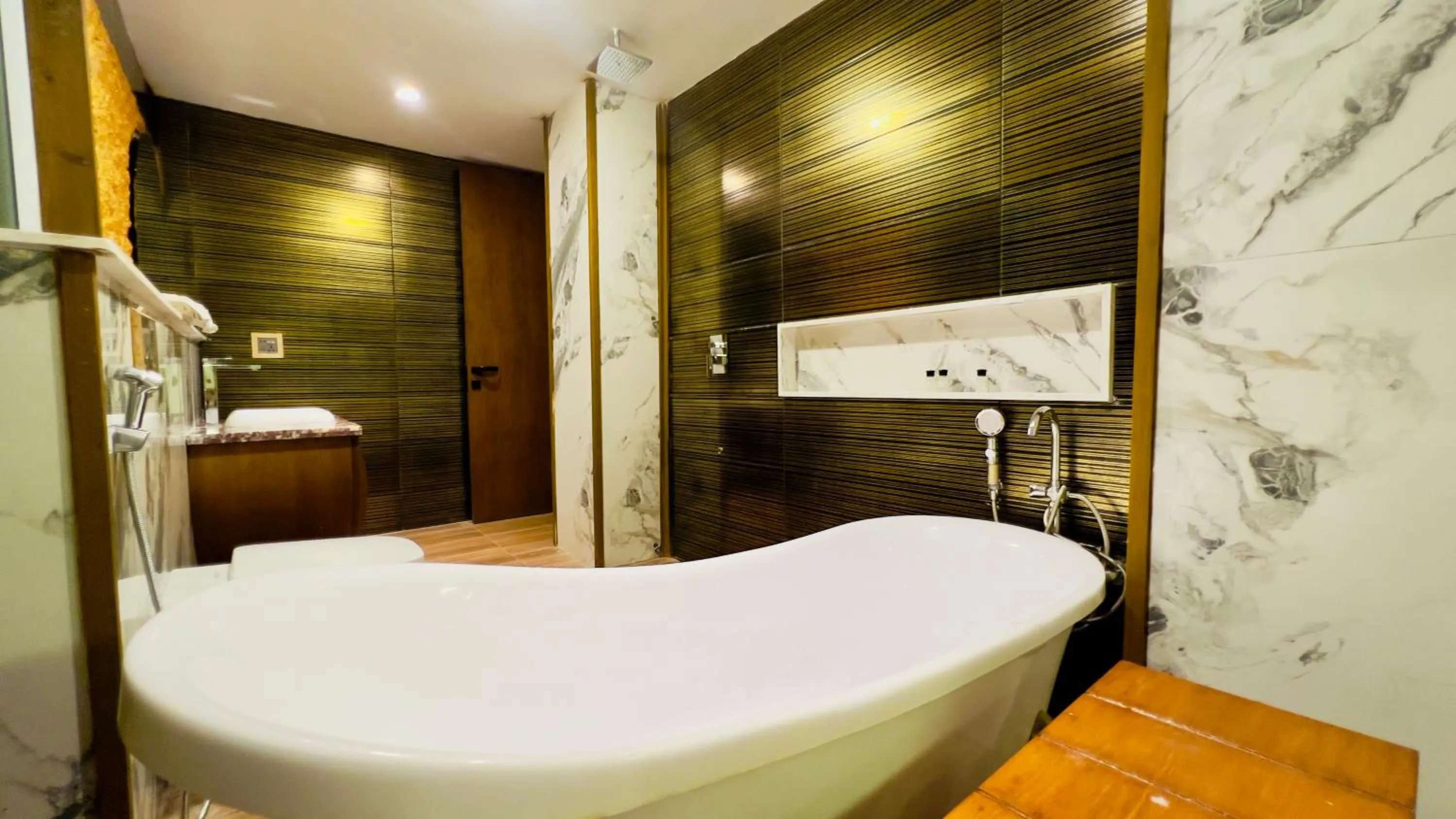 Bathroom, Bed in Signature By Hotel Crown Inn