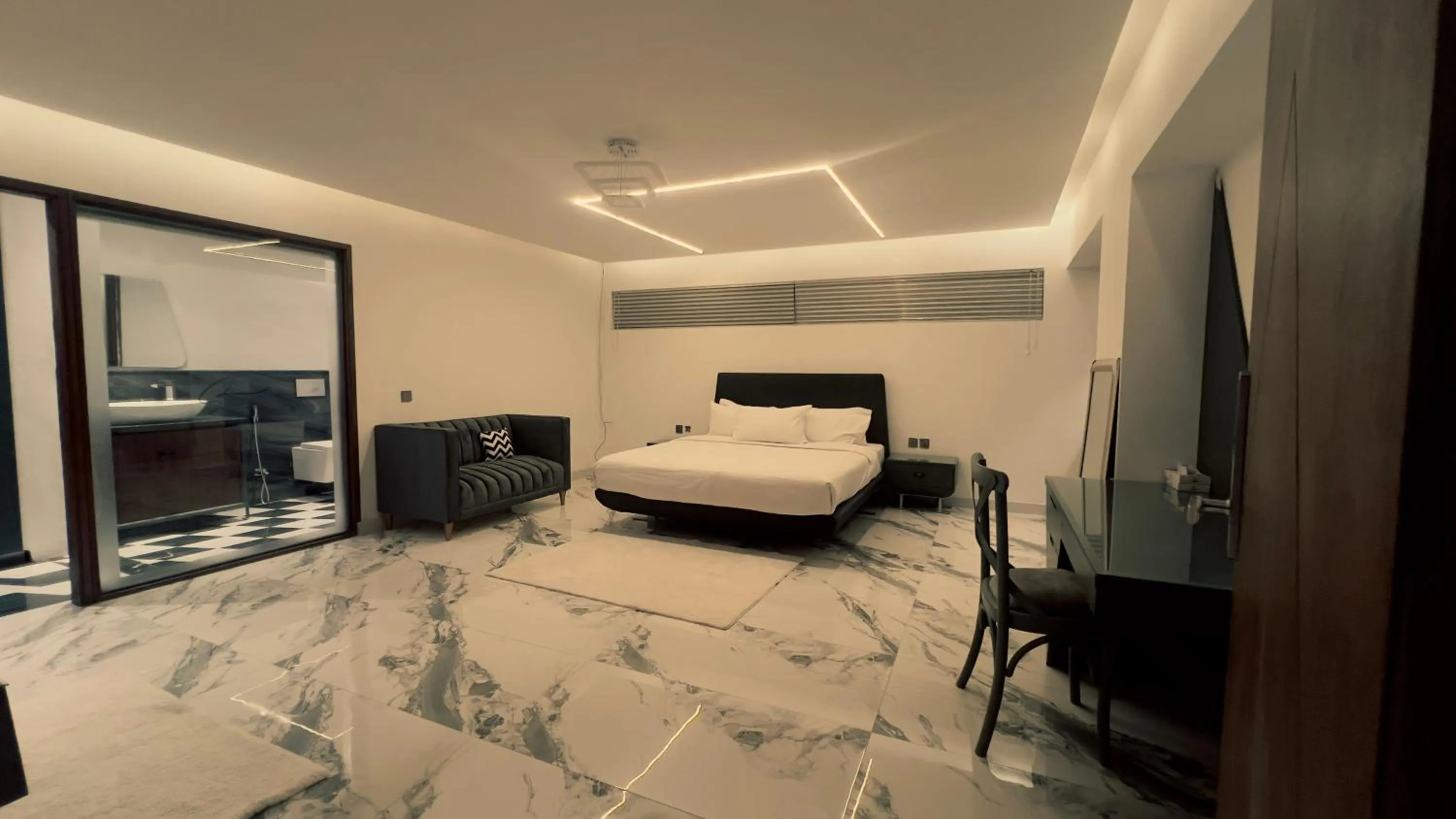 Bedroom, Bed in Signature By Hotel Crown Inn