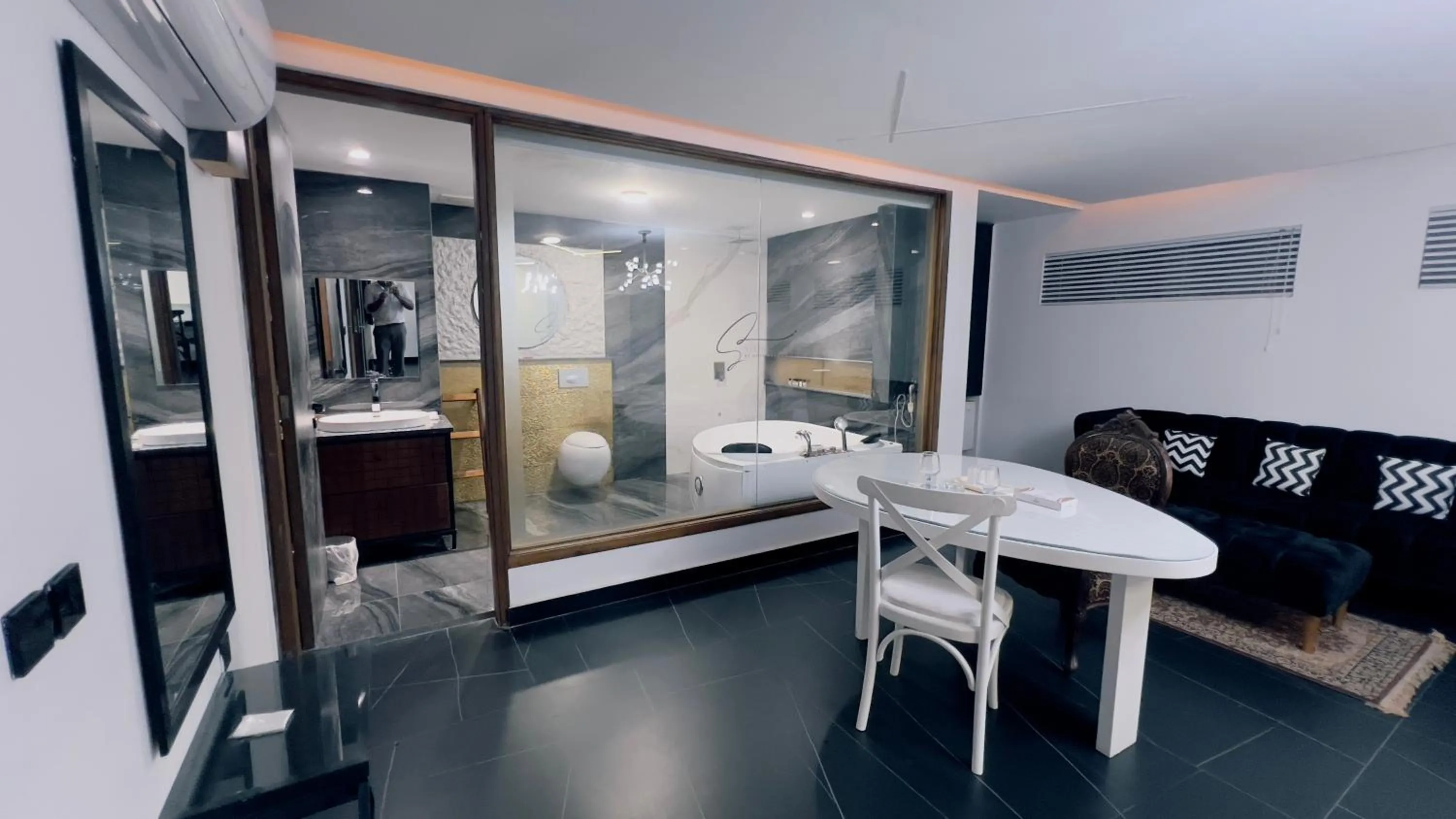 Living room in Signature By Hotel Crown Inn