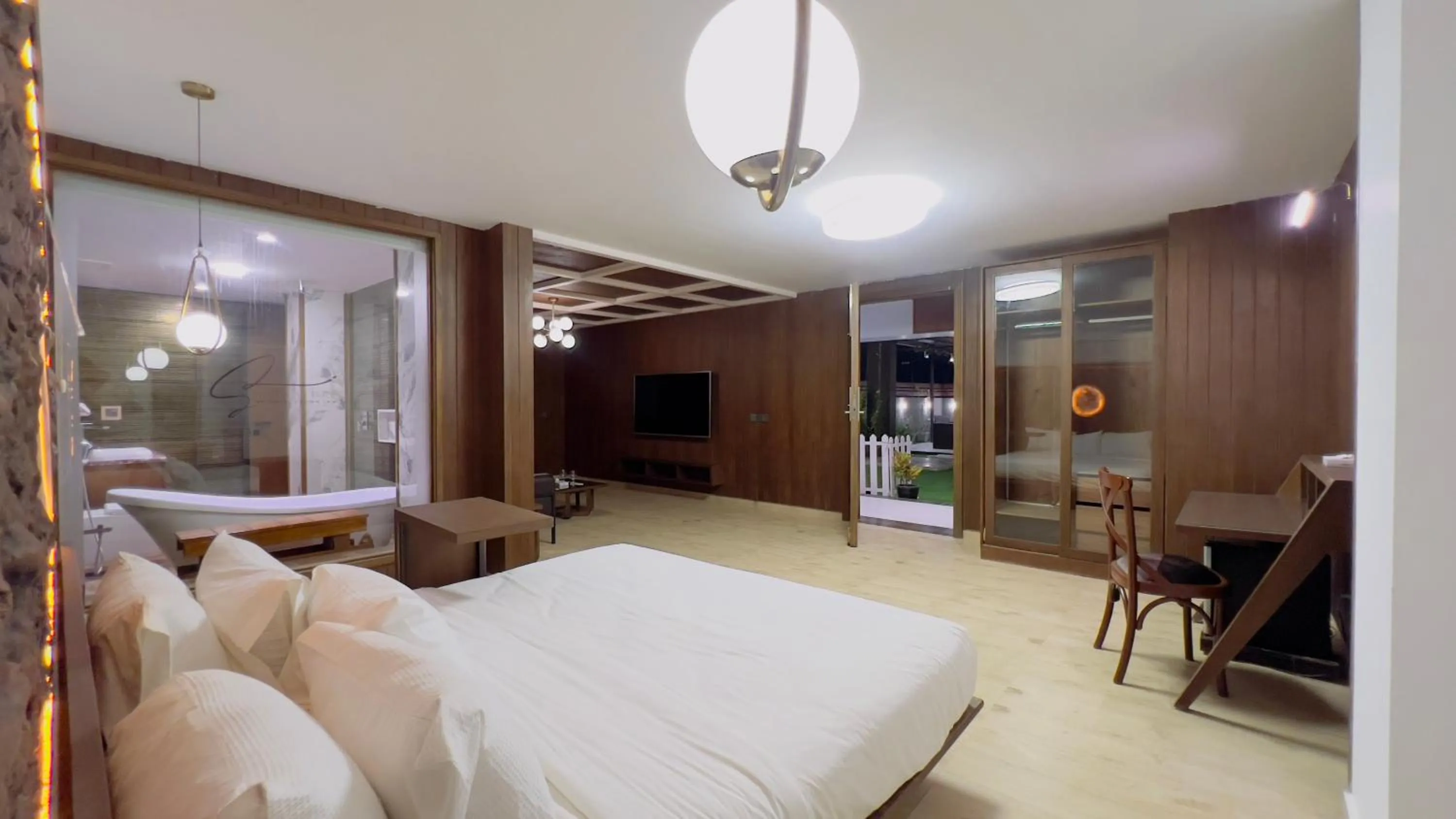 Communal lounge/ TV room, Bed in Signature By Hotel Crown Inn