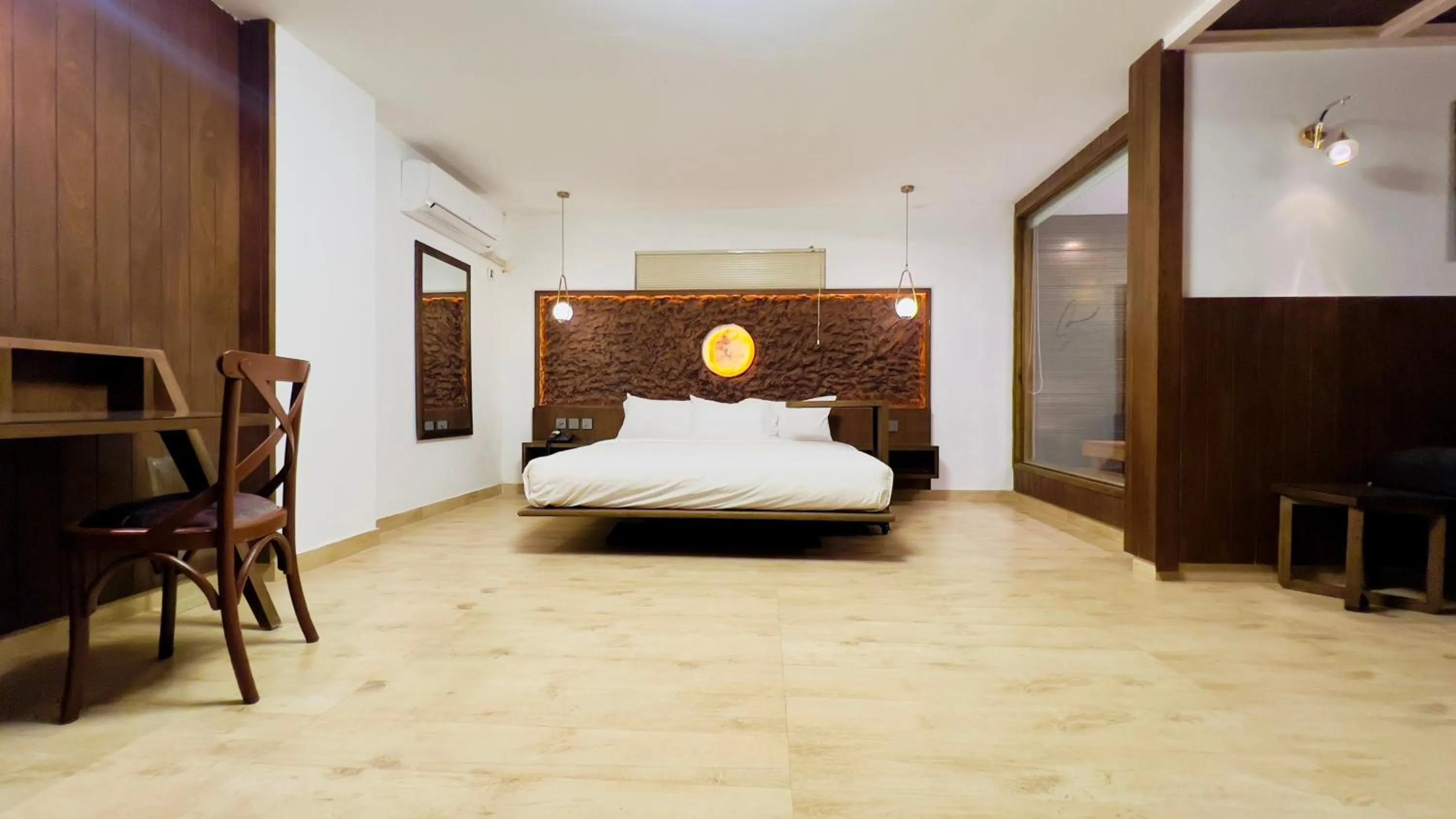 Bed in Signature By Hotel Crown Inn