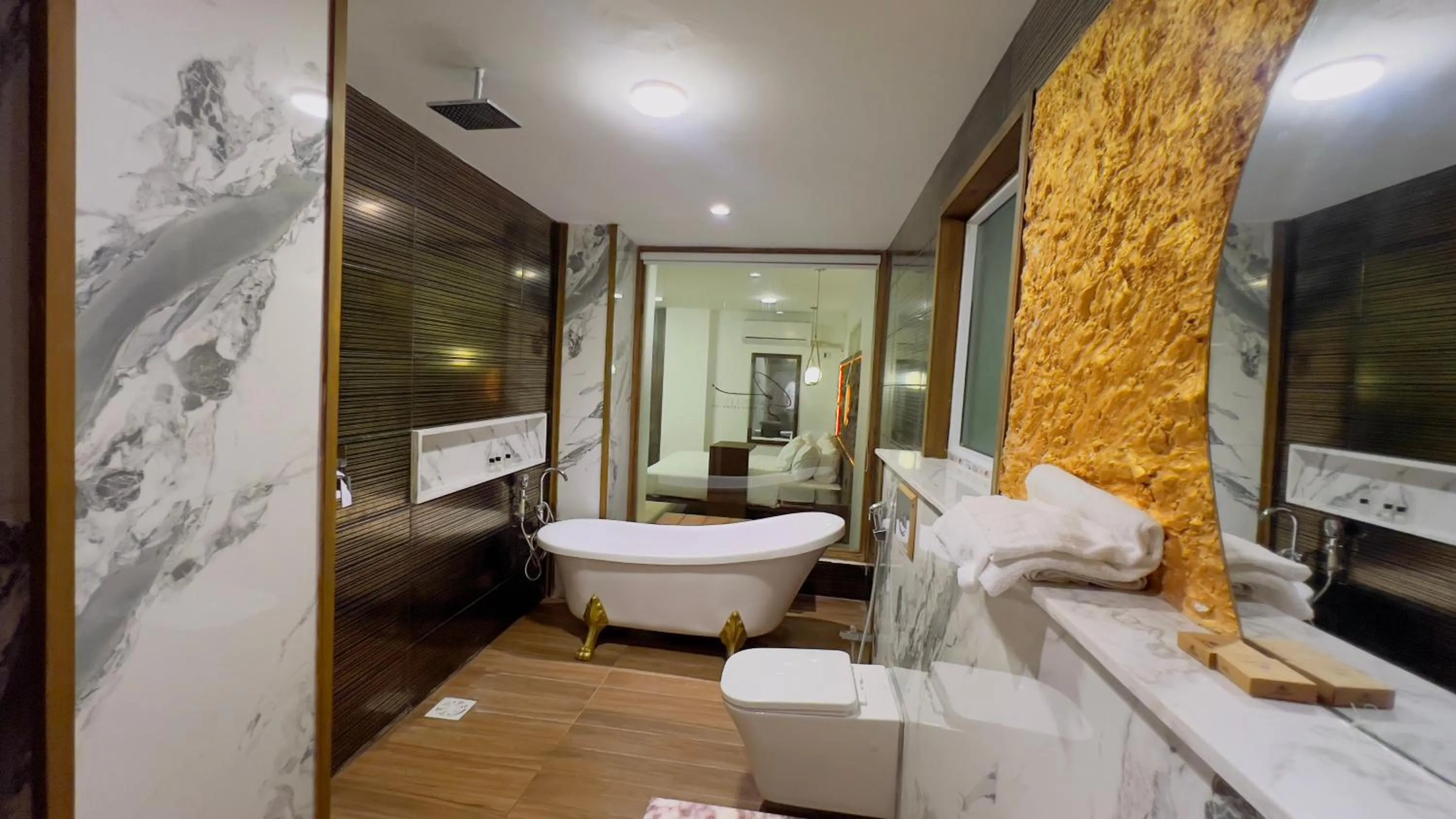 Bathroom, Bed in Signature By Hotel Crown Inn