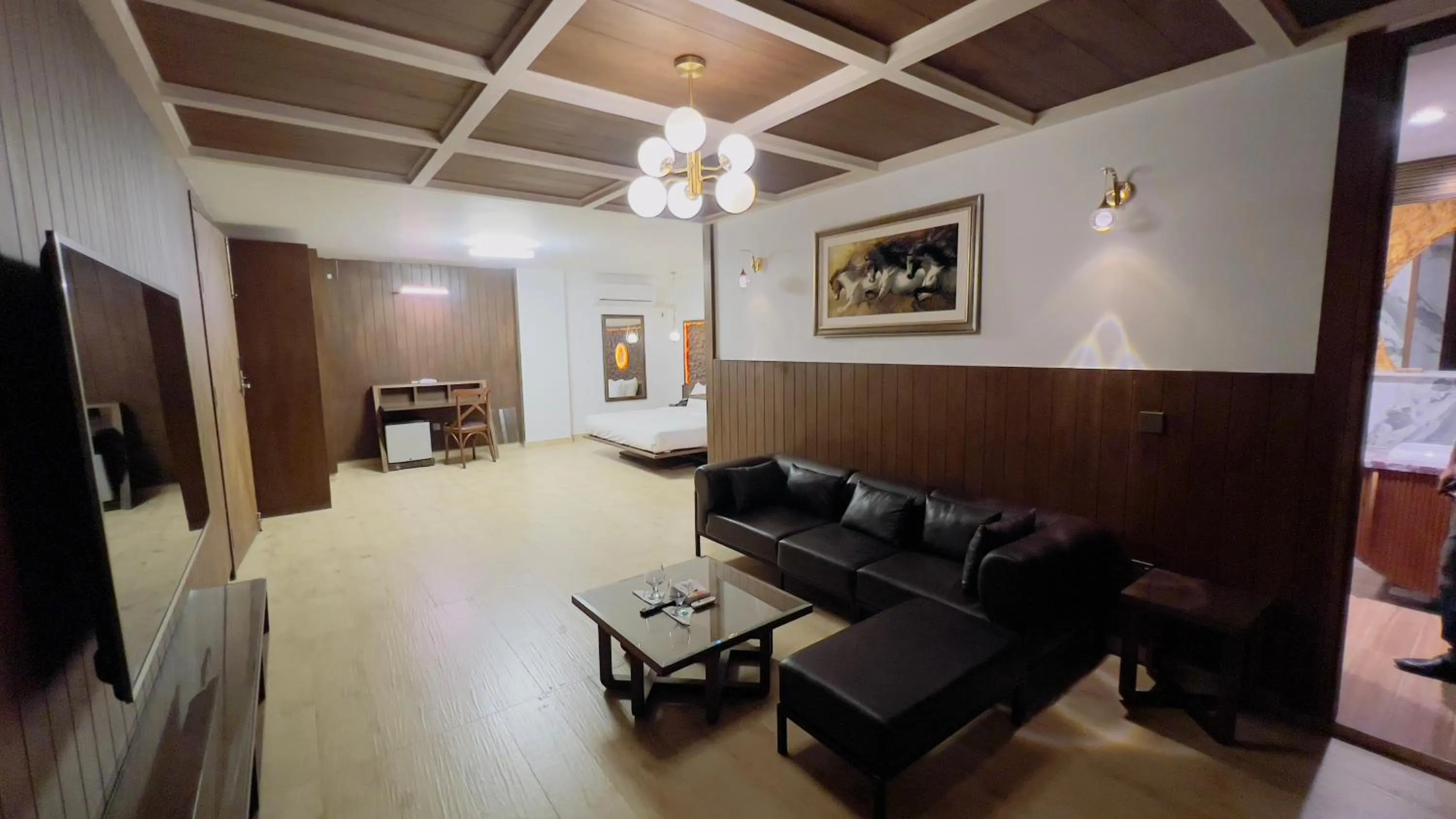 Communal lounge/ TV room in Signature By Hotel Crown Inn