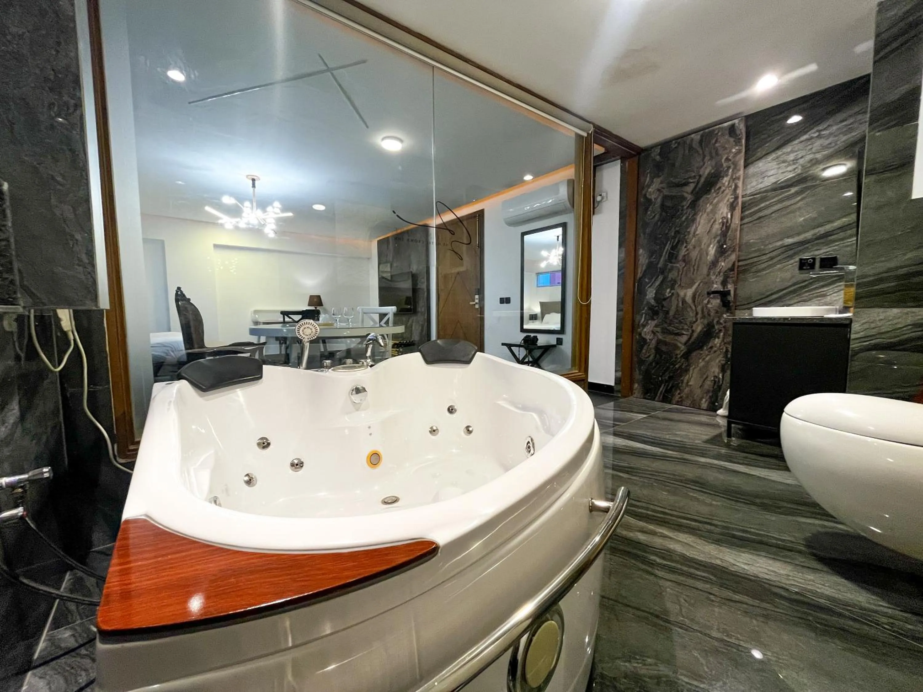 Hot Tub in Signature By Hotel Crown Inn