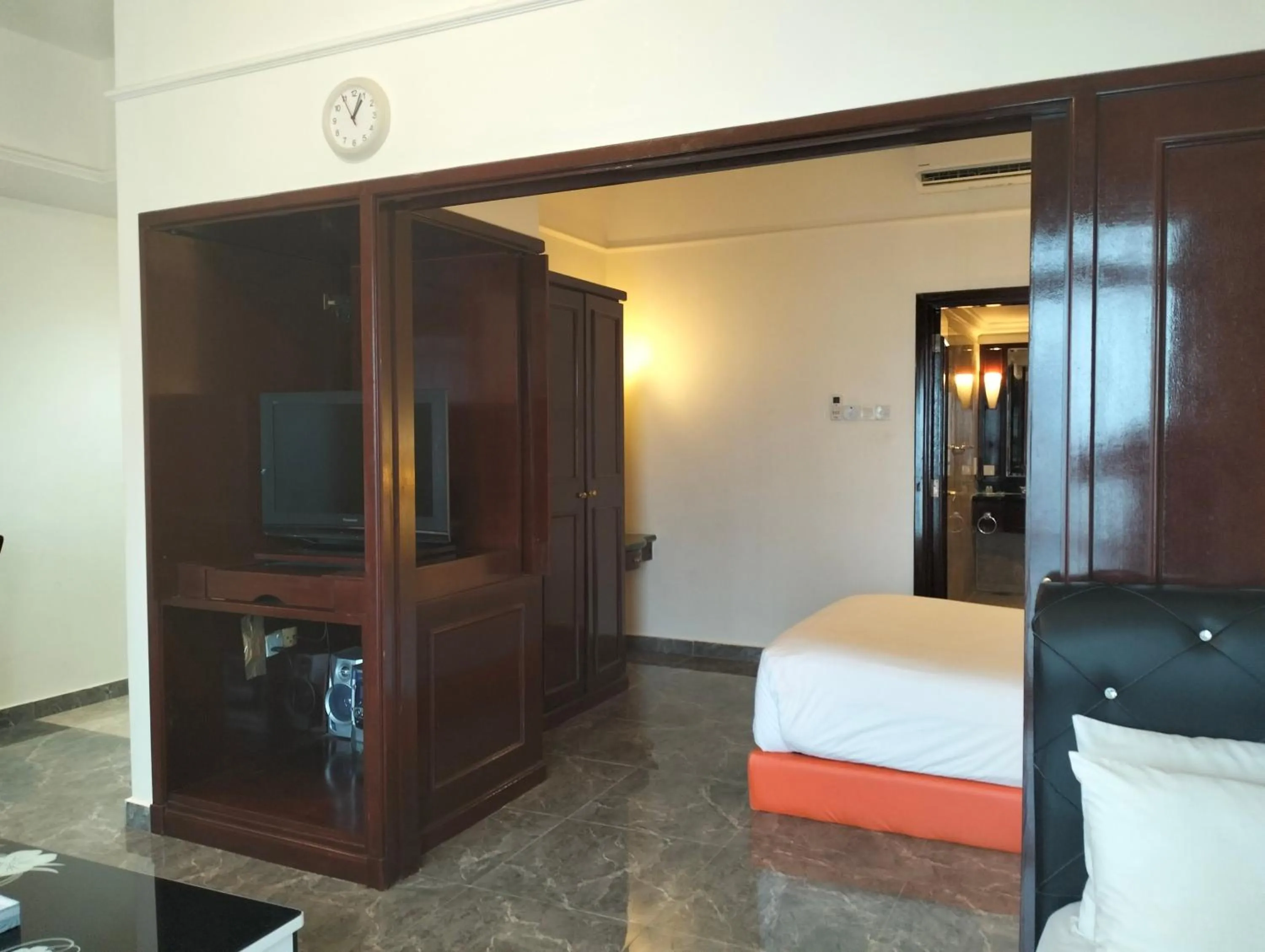 Communal lounge/ TV room, Bed in Times Square Kuala Lumpur By Service Suite