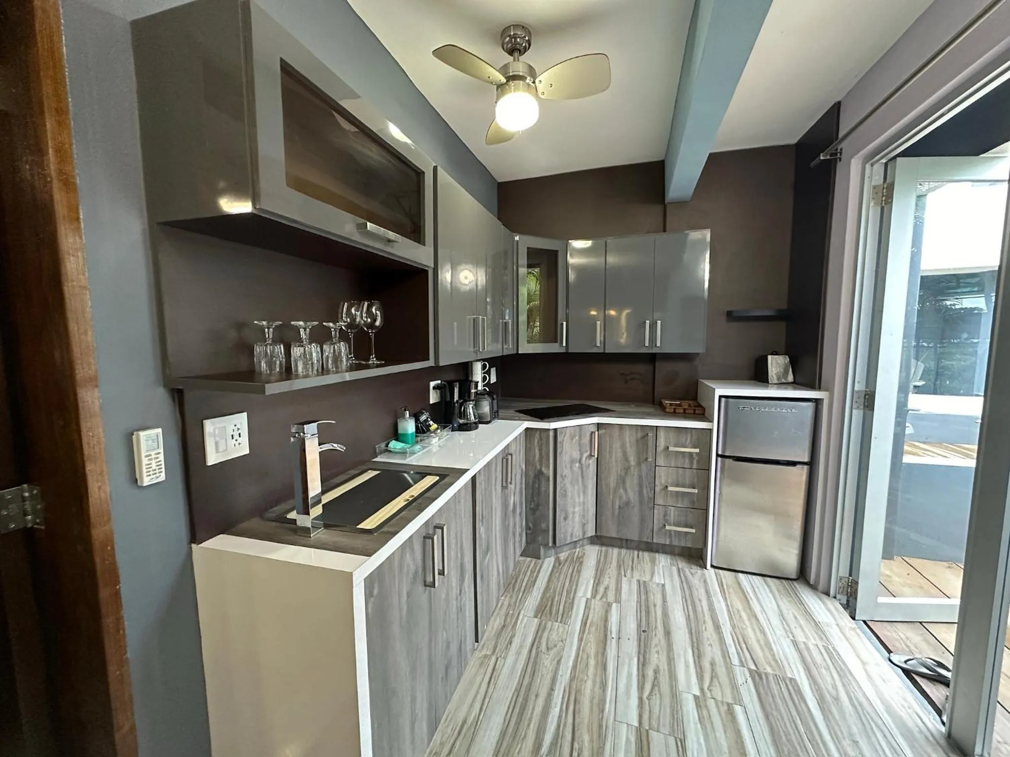 Kitchen or kitchenette in Old Crow Hotel and Suites