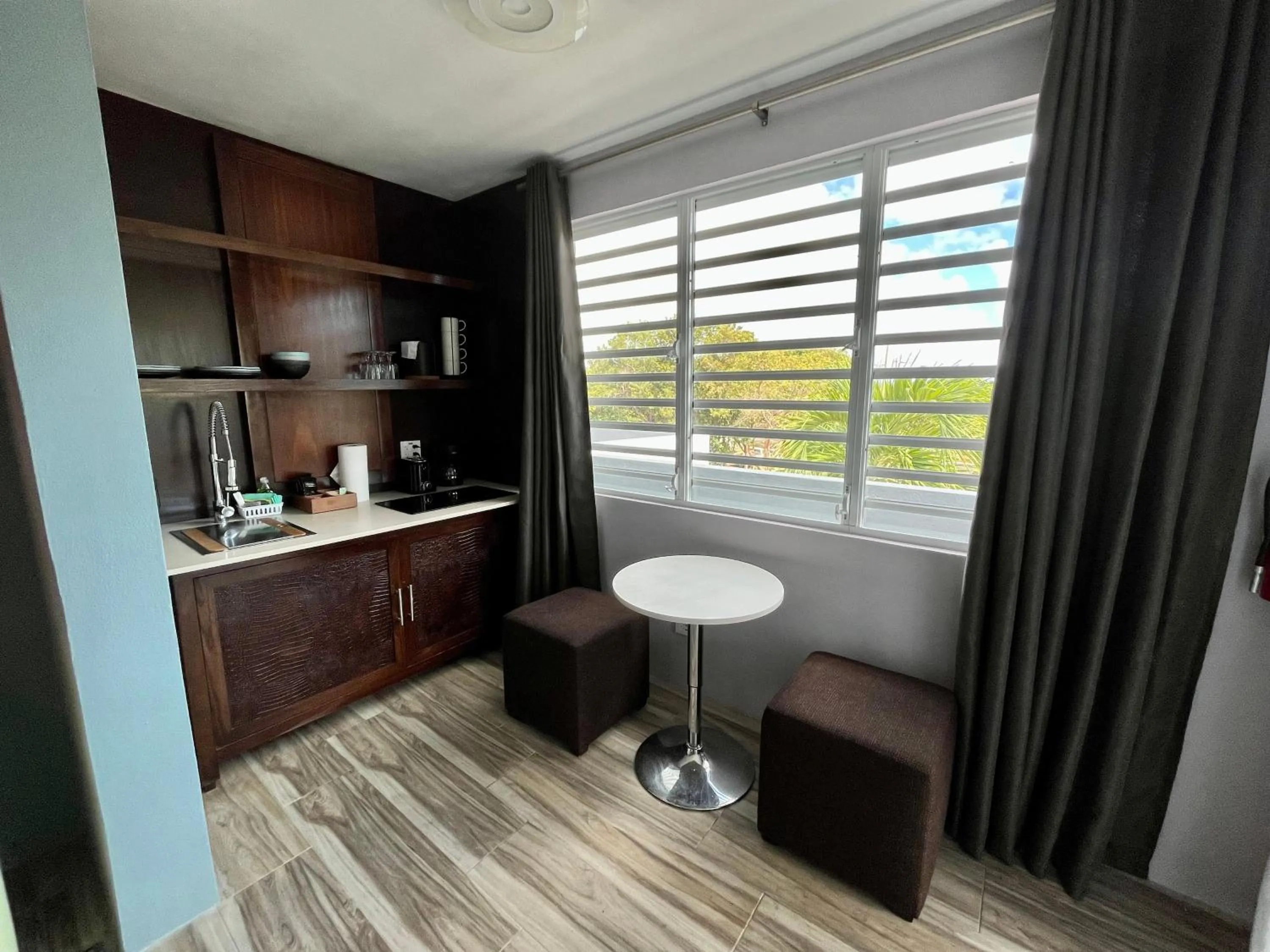 Old Crow Hotel and Suites