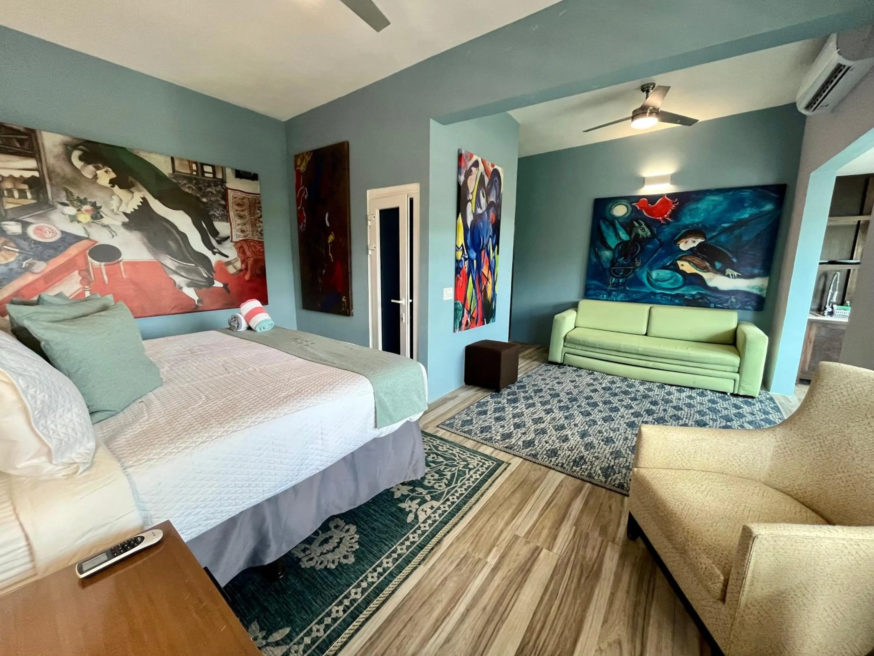 Bed in Old Crow Hotel and Suites