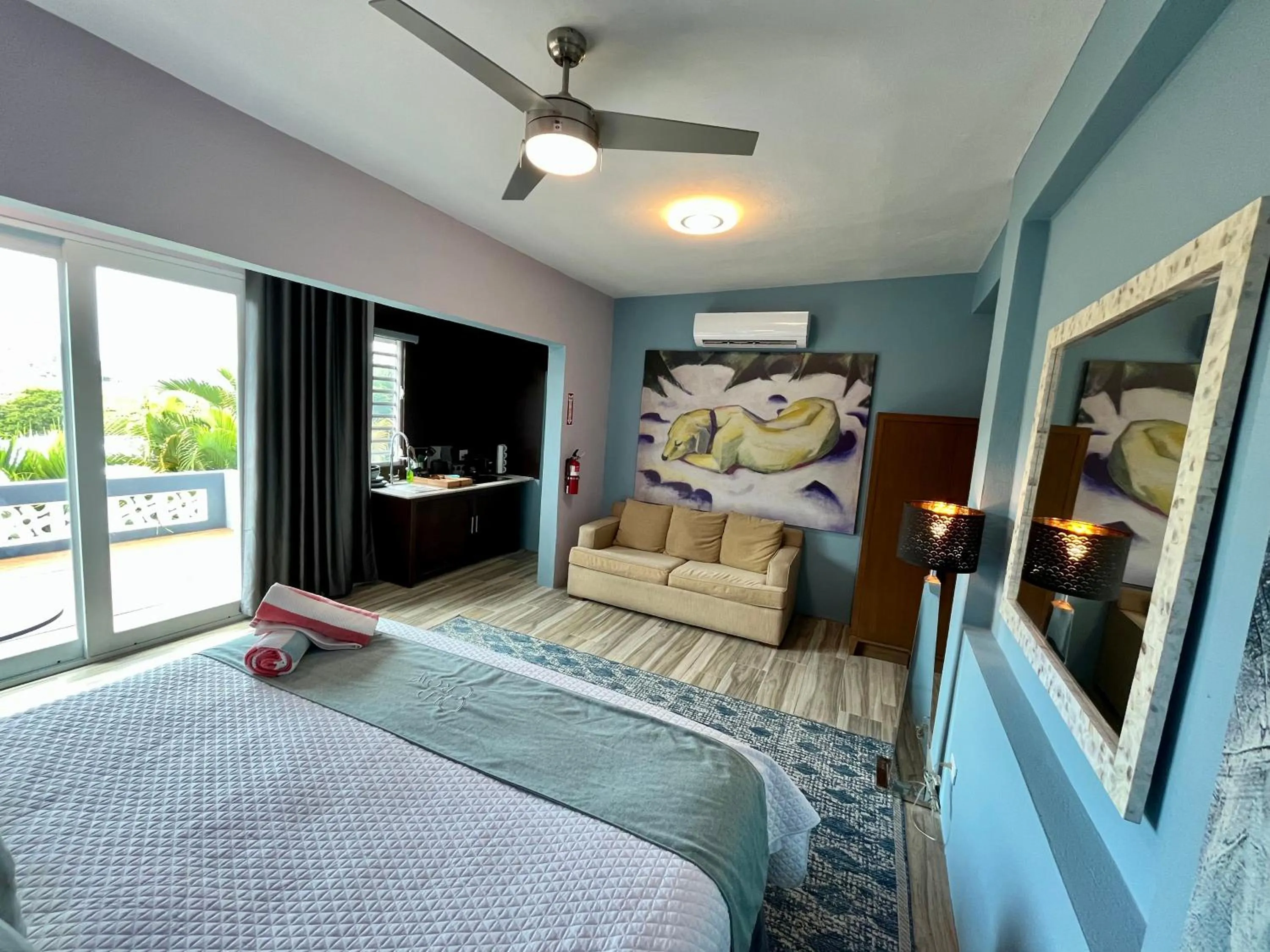 Bed in Old Crow Hotel and Suites