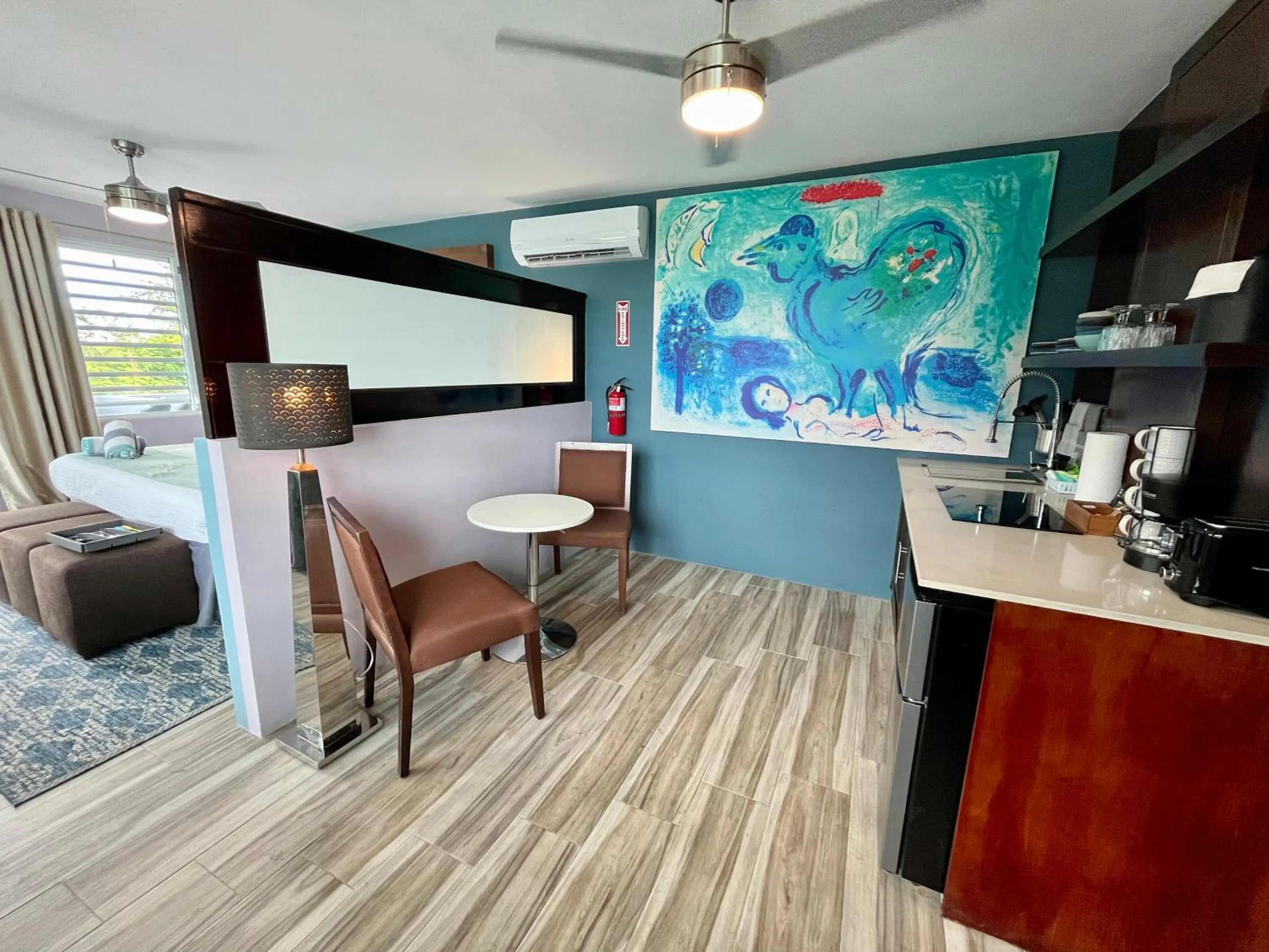 Dining area in Old Crow Hotel and Suites