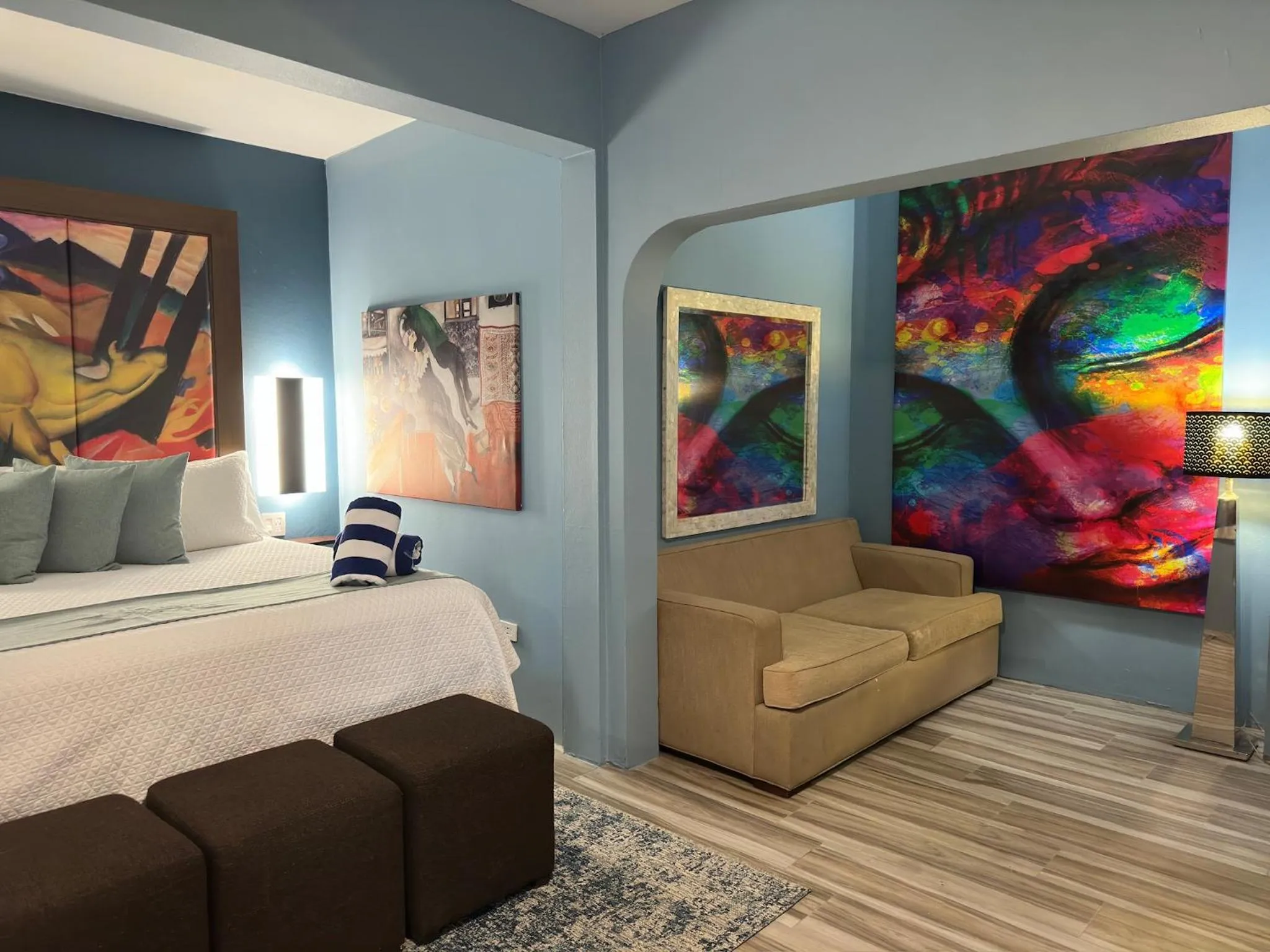 Bed in Old Crow Hotel and Suites