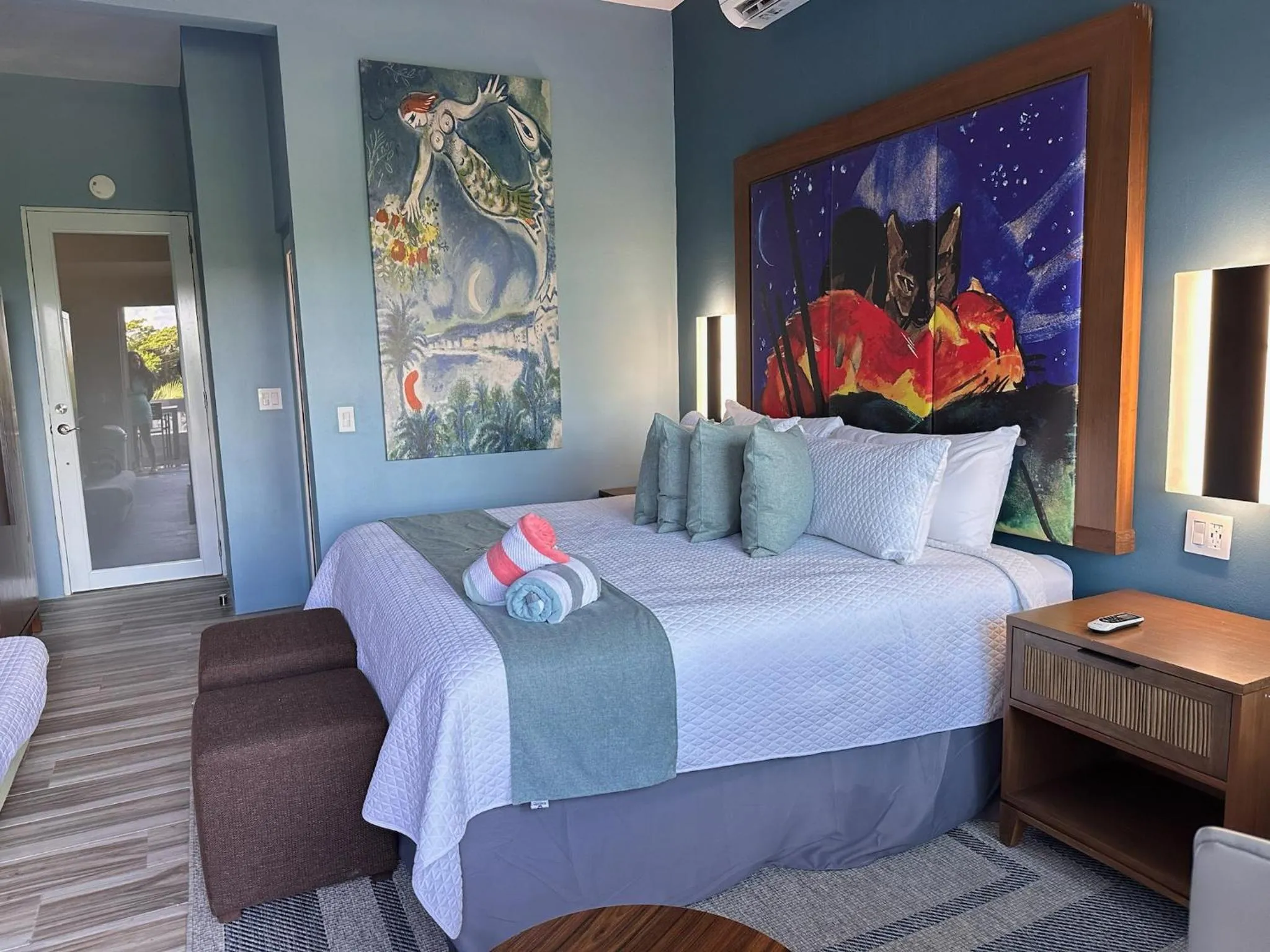 Bed in Old Crow Hotel and Suites