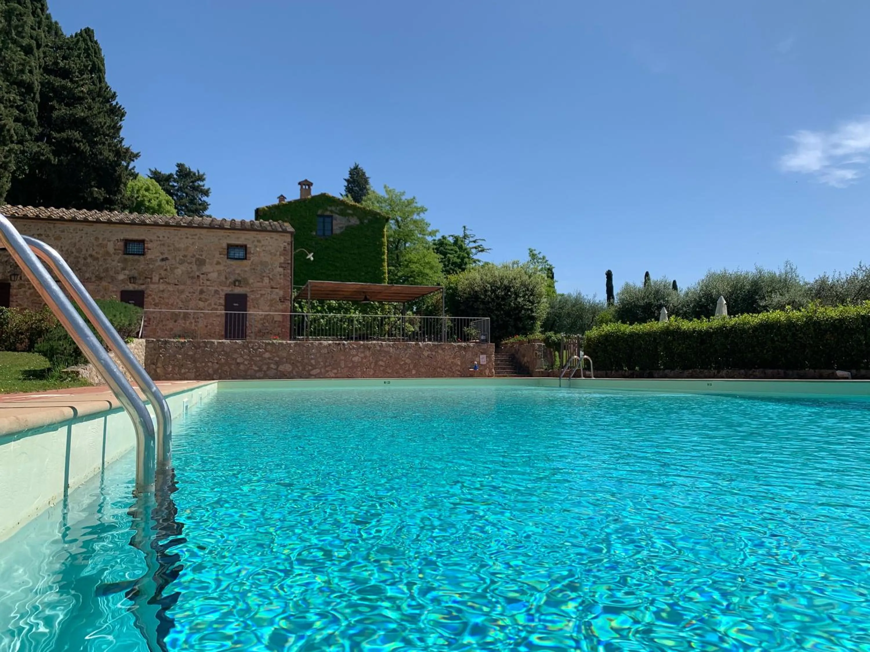 Swimming pool in Fattoria Lornano Winery