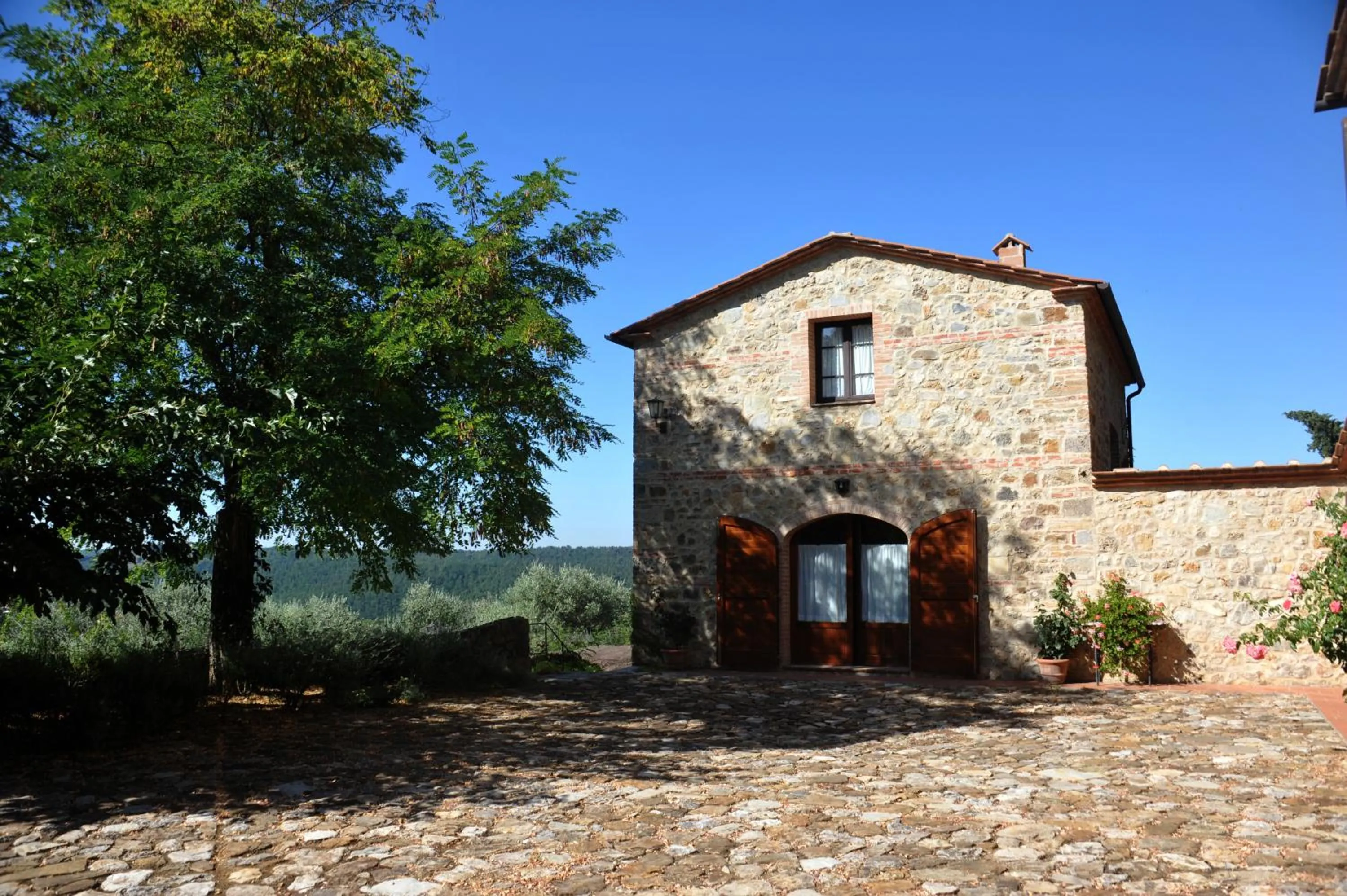 Property building in Fattoria Lornano Winery
