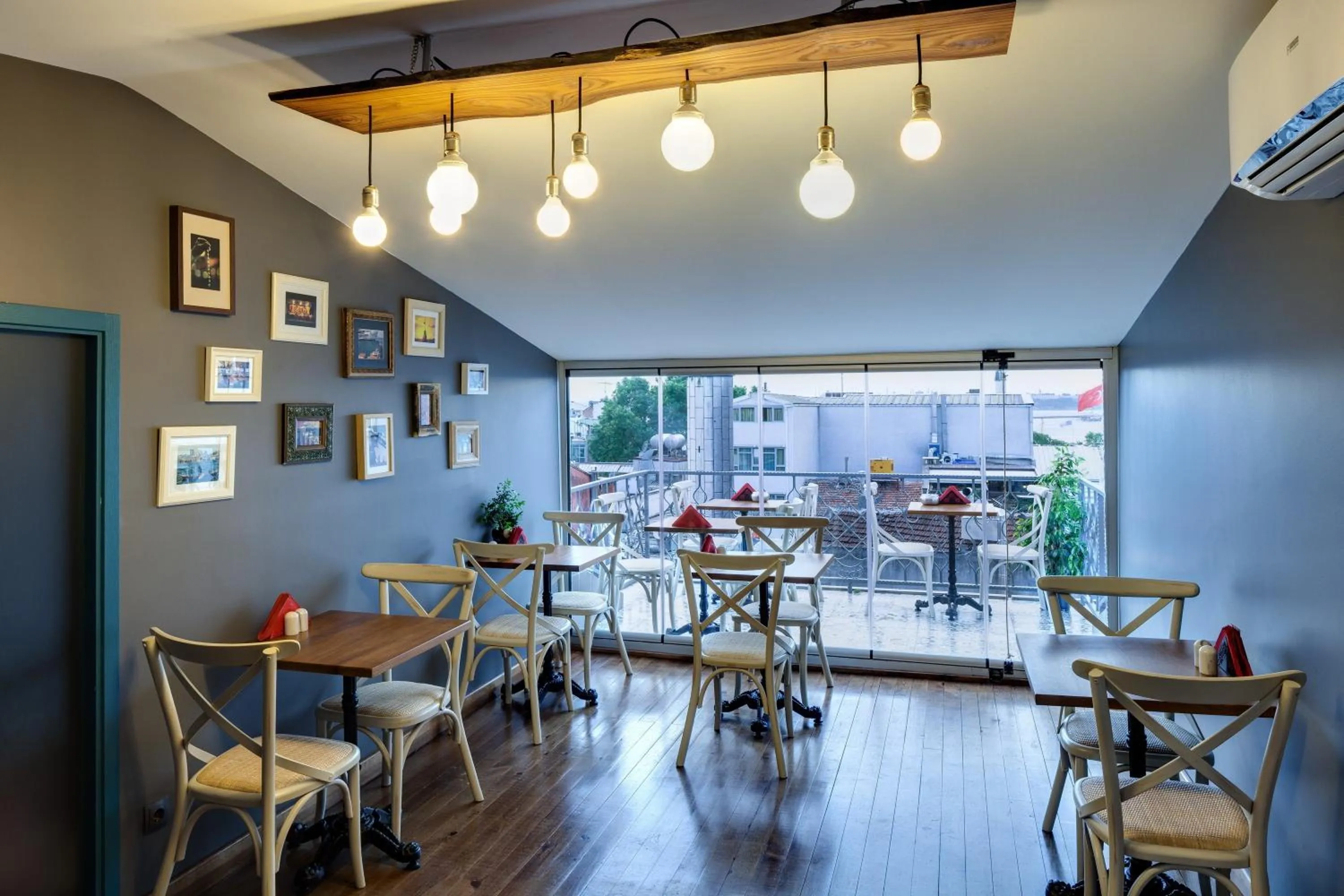 Restaurant/places to eat in Loka Suites