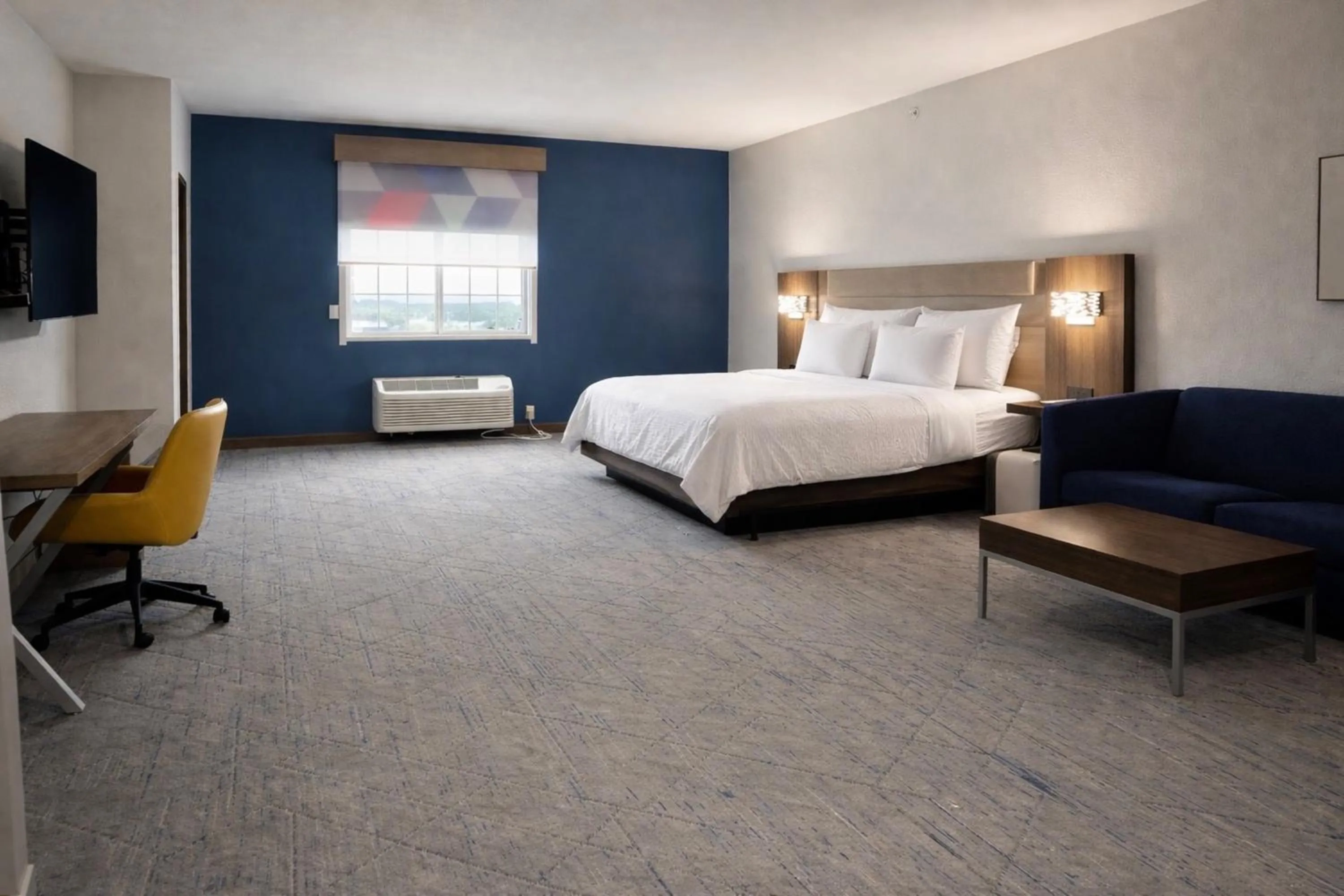 Bedroom, Bed in Holiday Inn Express & Suites Bridgeport by IHG