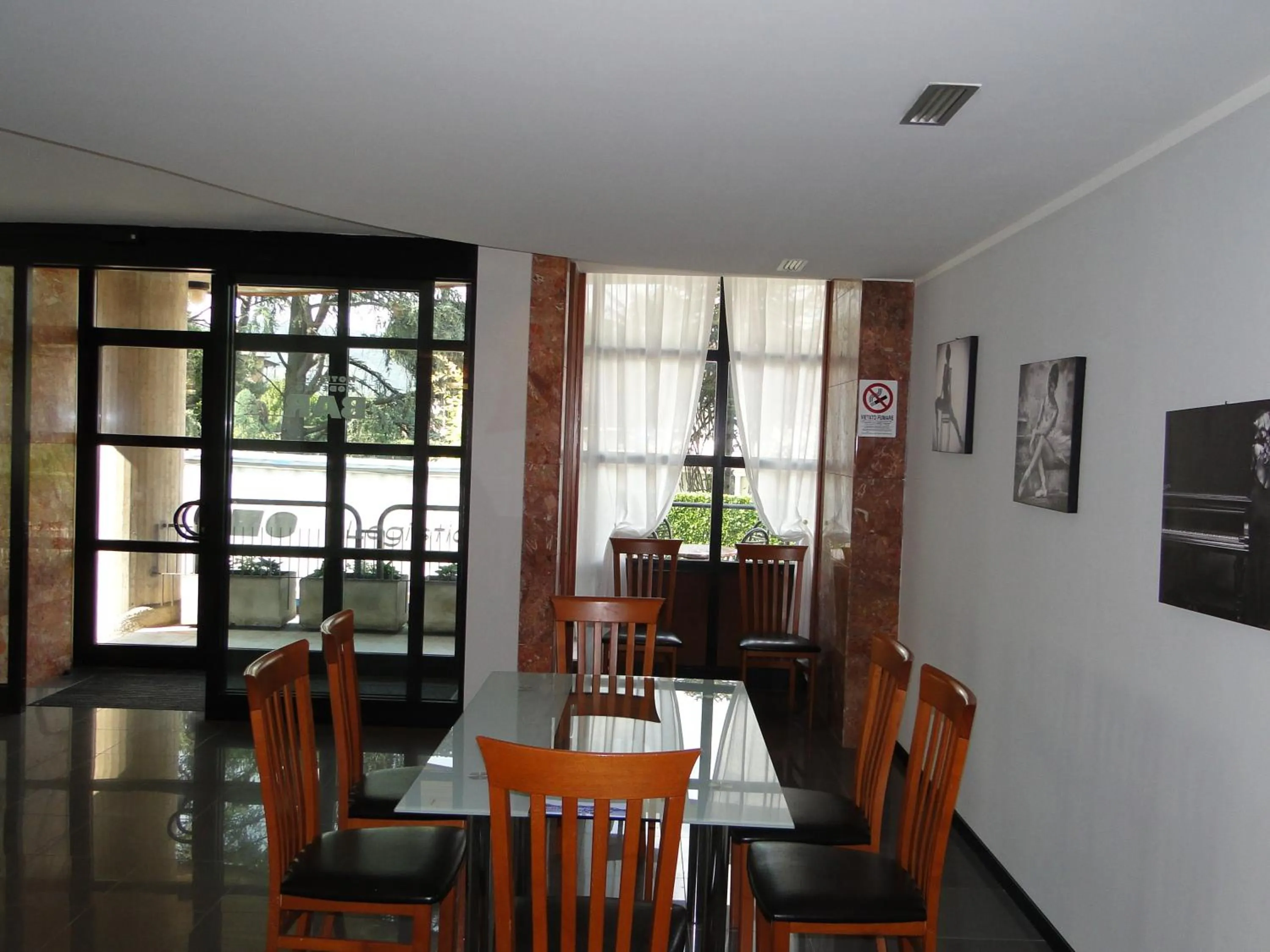 Communal lounge/ TV room in Hotel Moderno