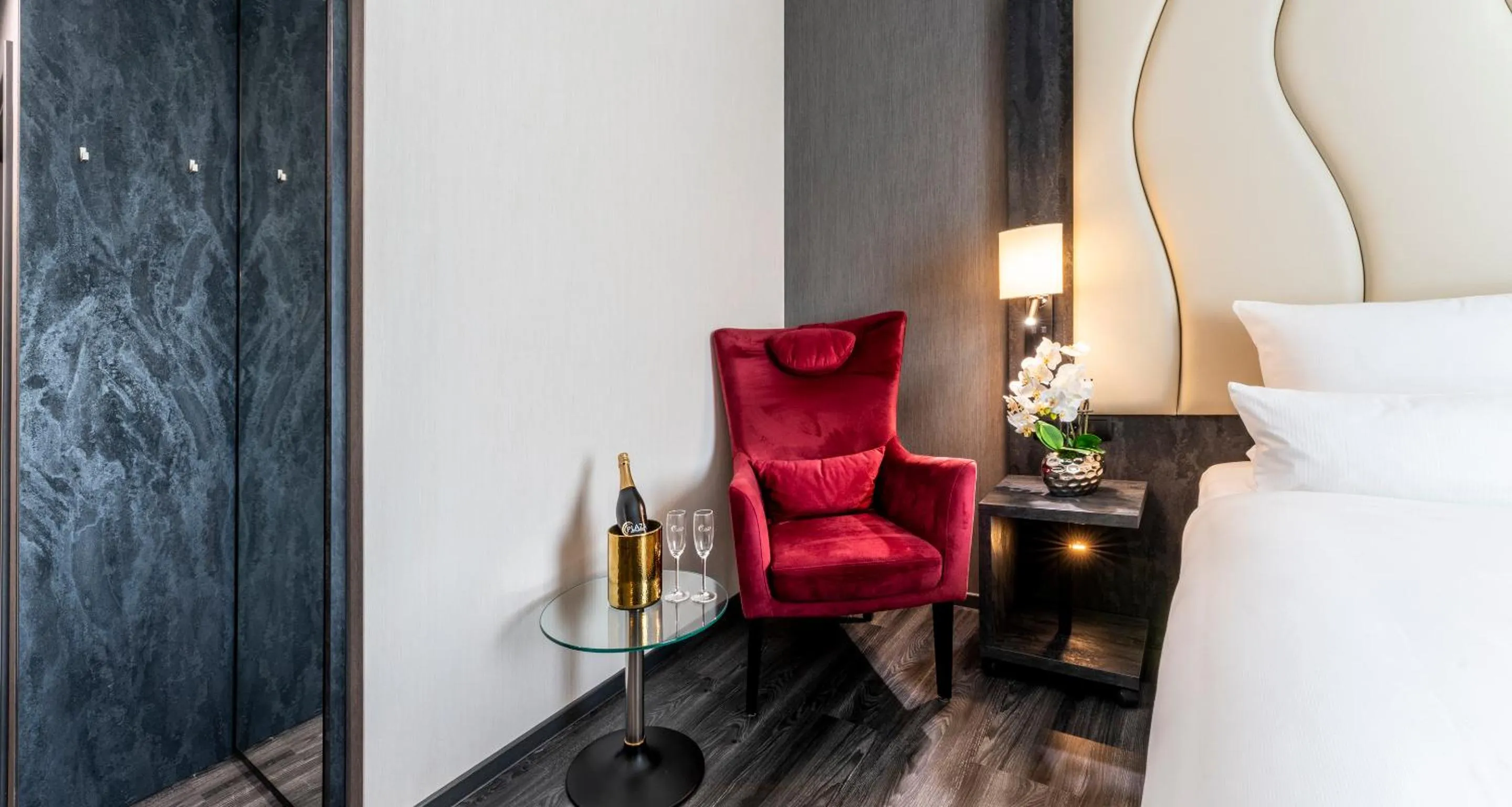 Bed in PLAZA Premium Grand Winston