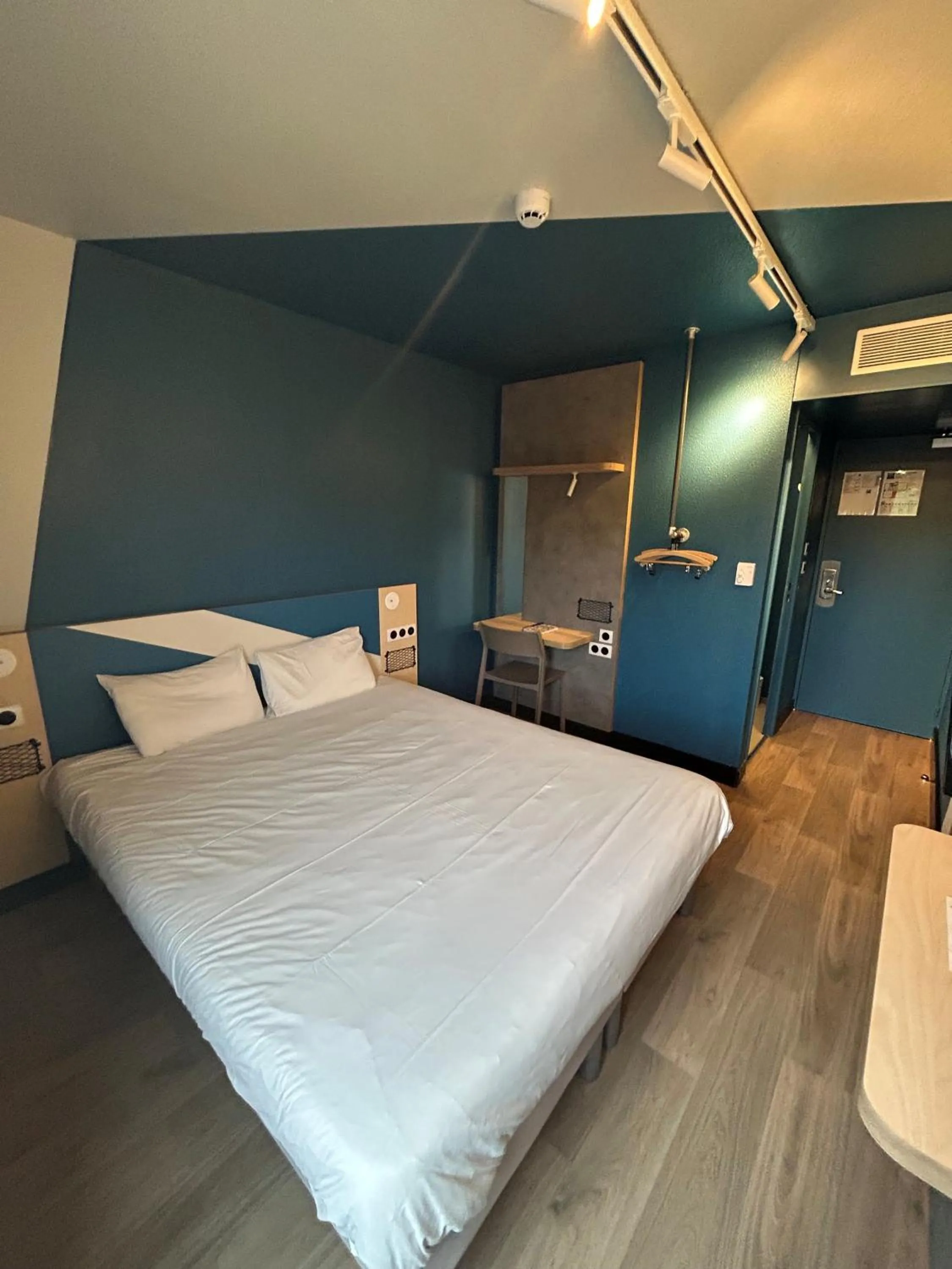 Bedroom, Bed in Ibis Budget Lyon Caluire Cité Internationale