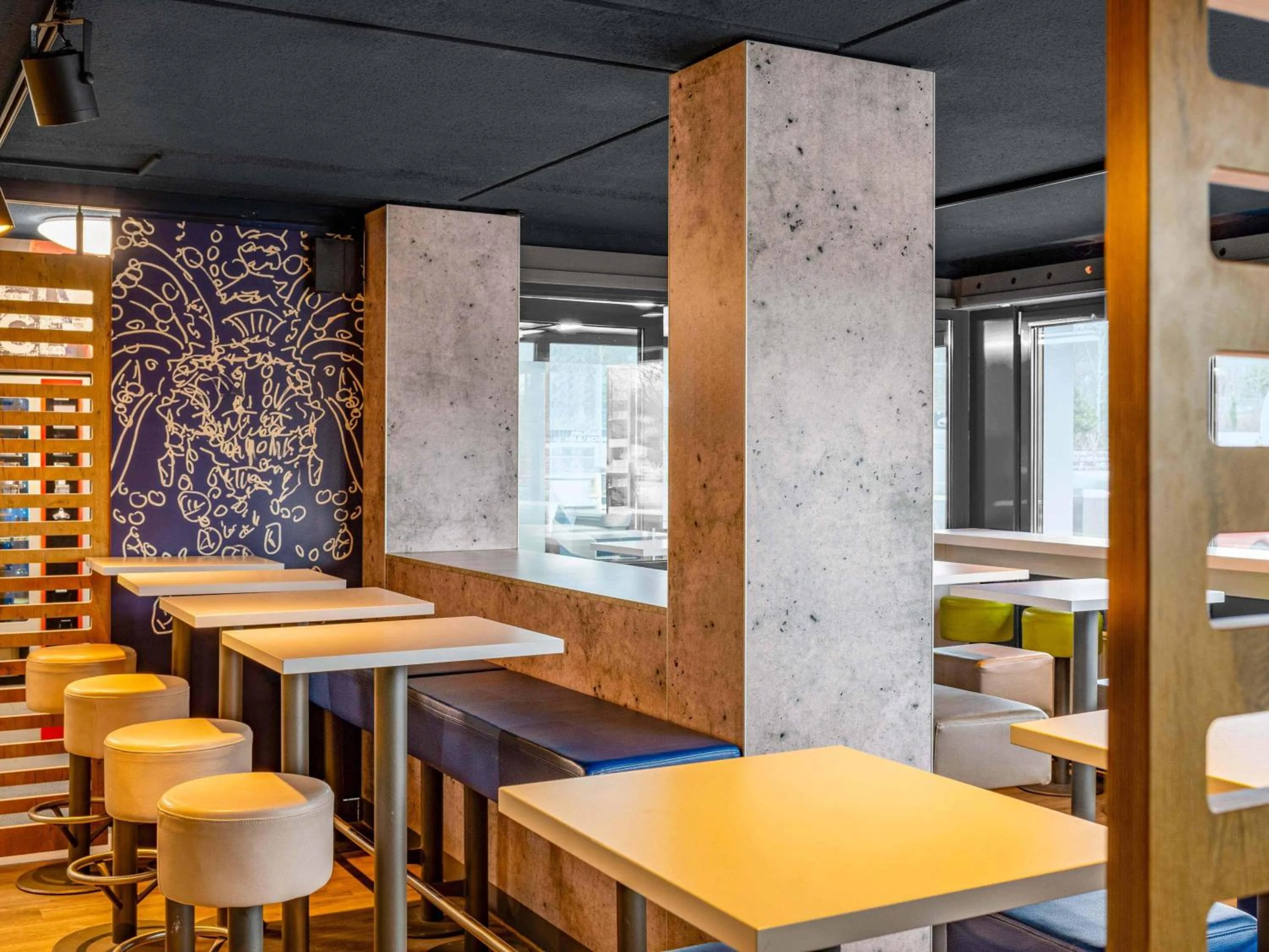 Lobby or reception in B&B HOTEL Aachen-Nord