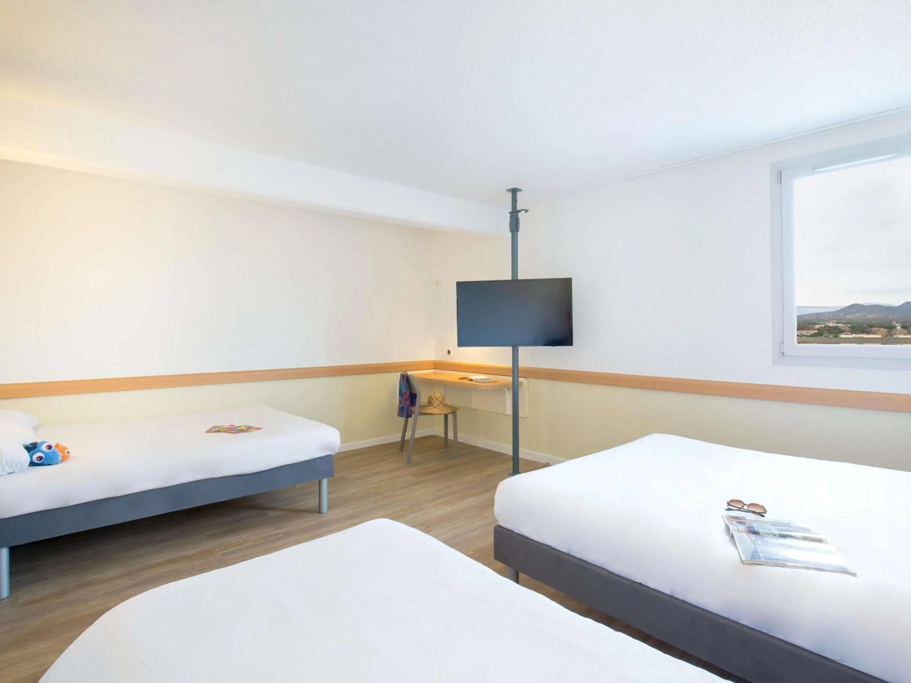 Bedroom, Bed in Ibis Budget Fréjus St Raphaël centre