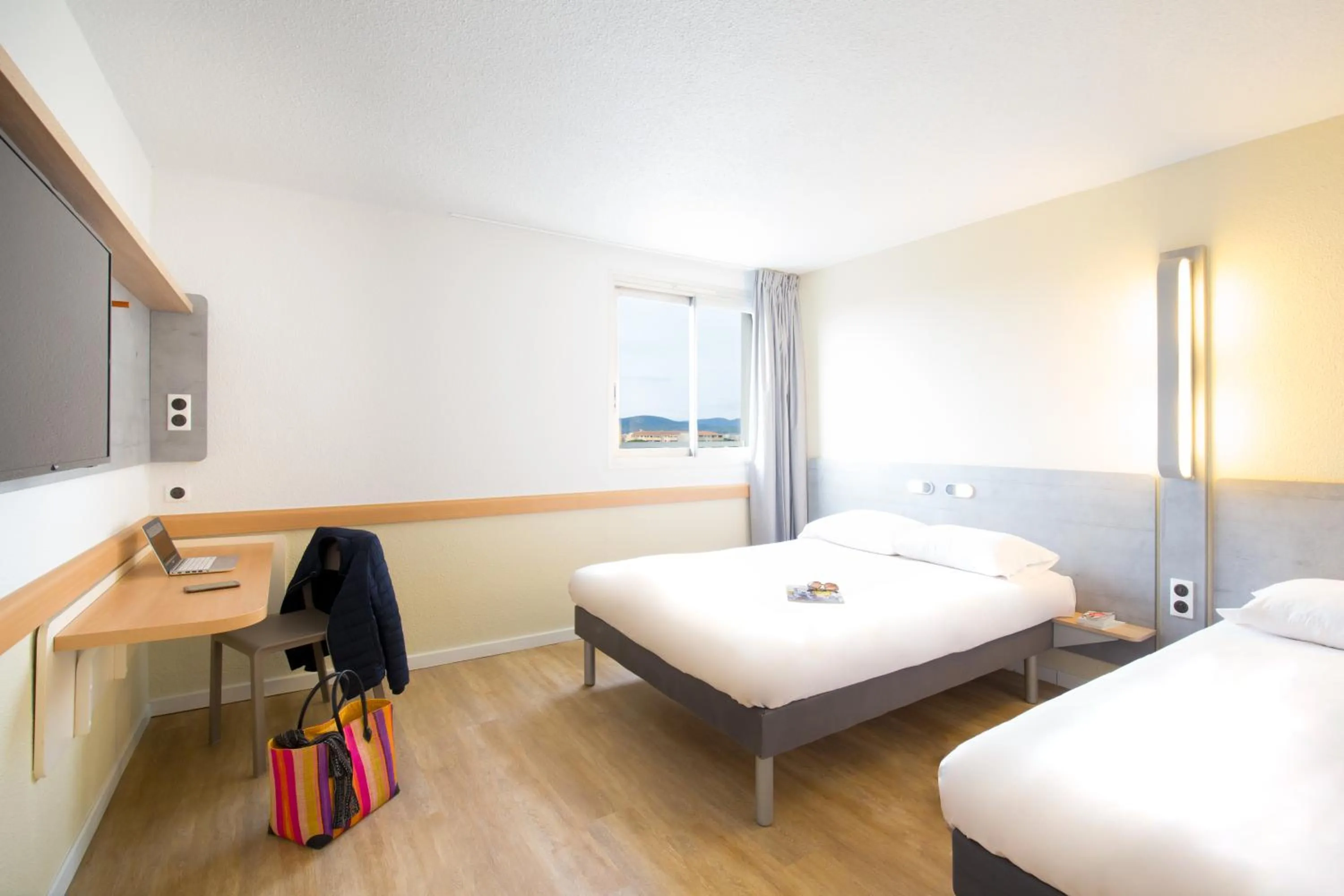 Bedroom, Bed in Ibis Budget Fréjus St Raphaël centre