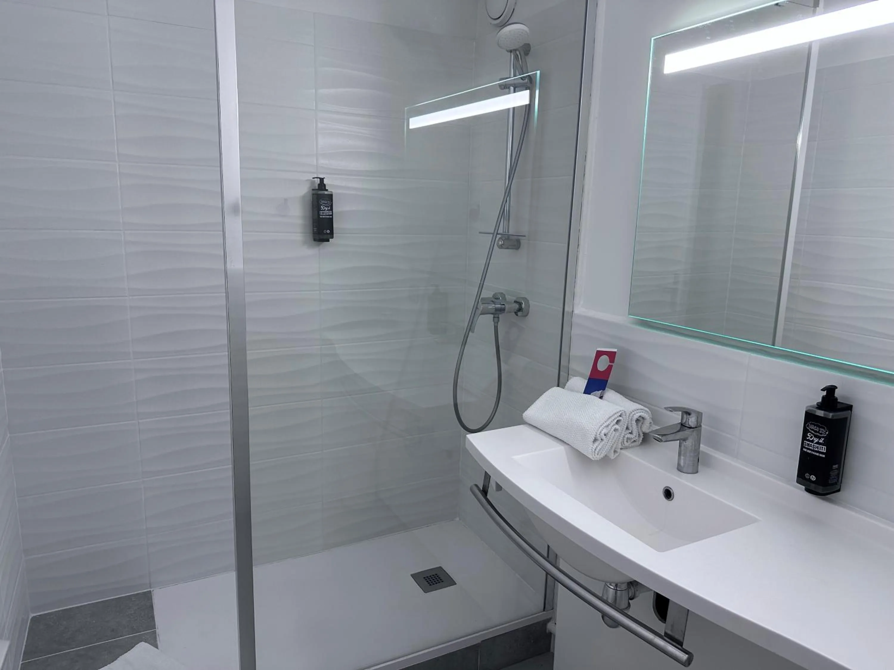 Shower in Ibis Budget Fréjus St Raphaël centre