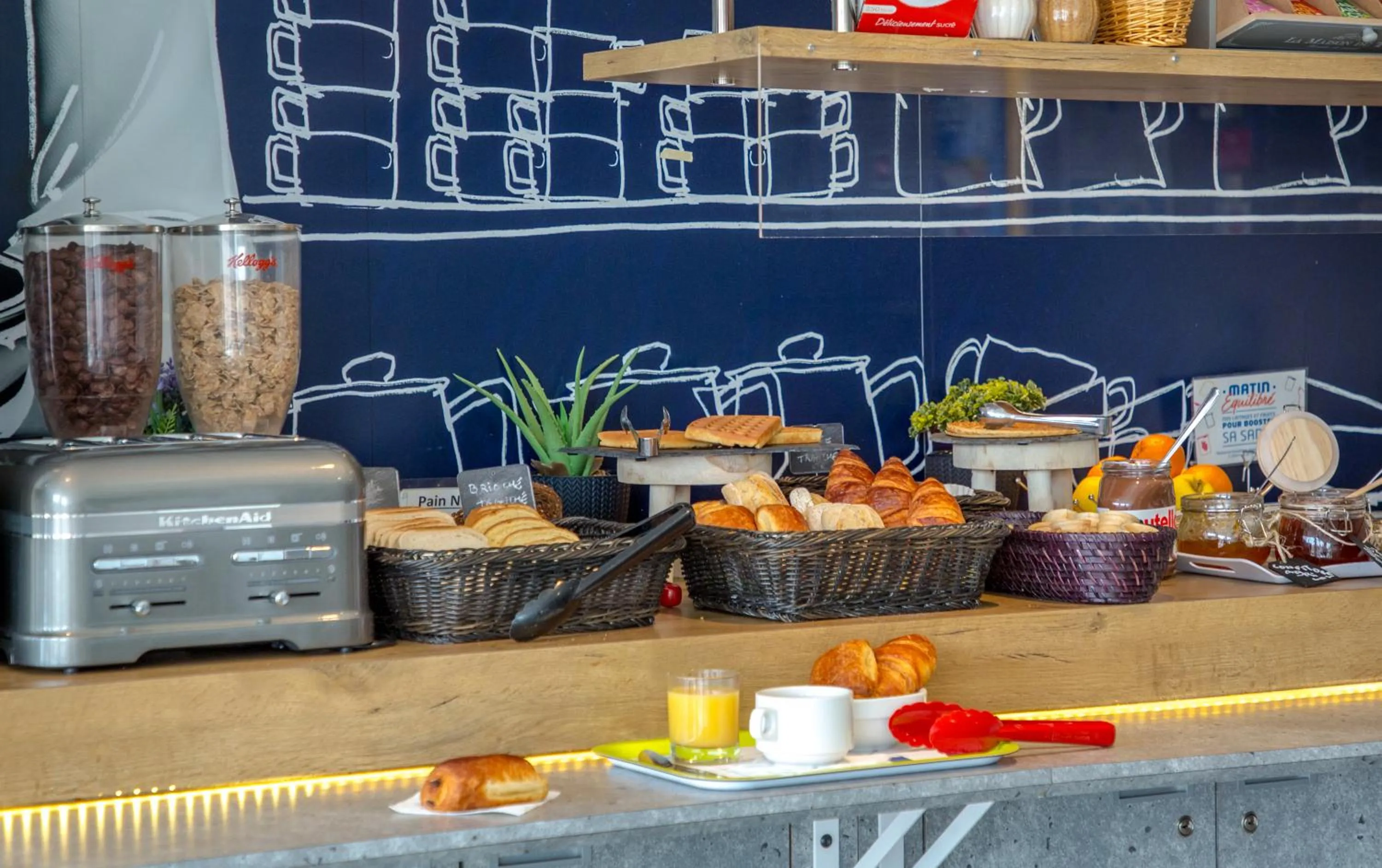 Buffet breakfast in Ibis Budget Fréjus St Raphaël centre