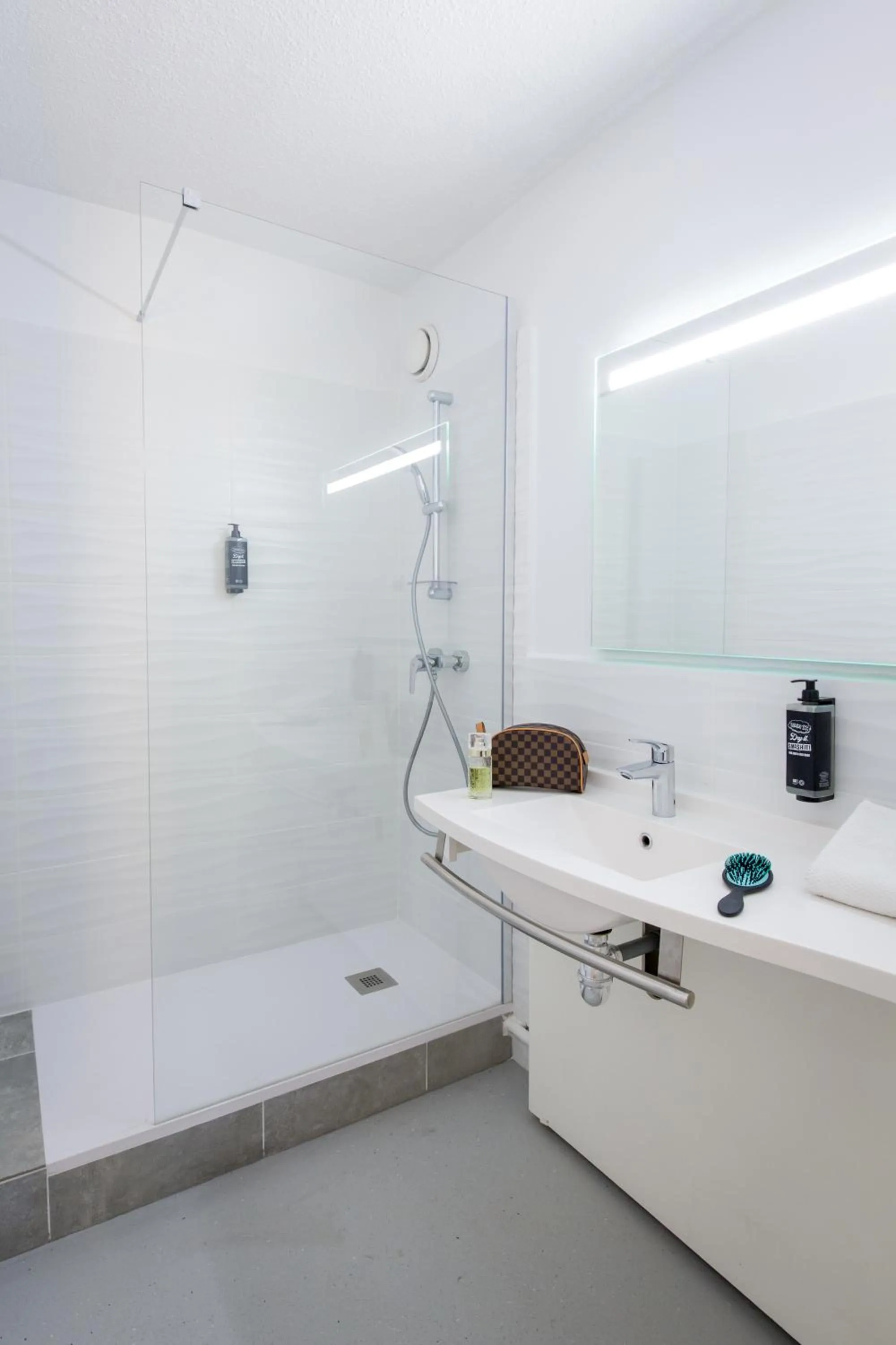 Shower in Ibis Budget Fréjus St Raphaël centre