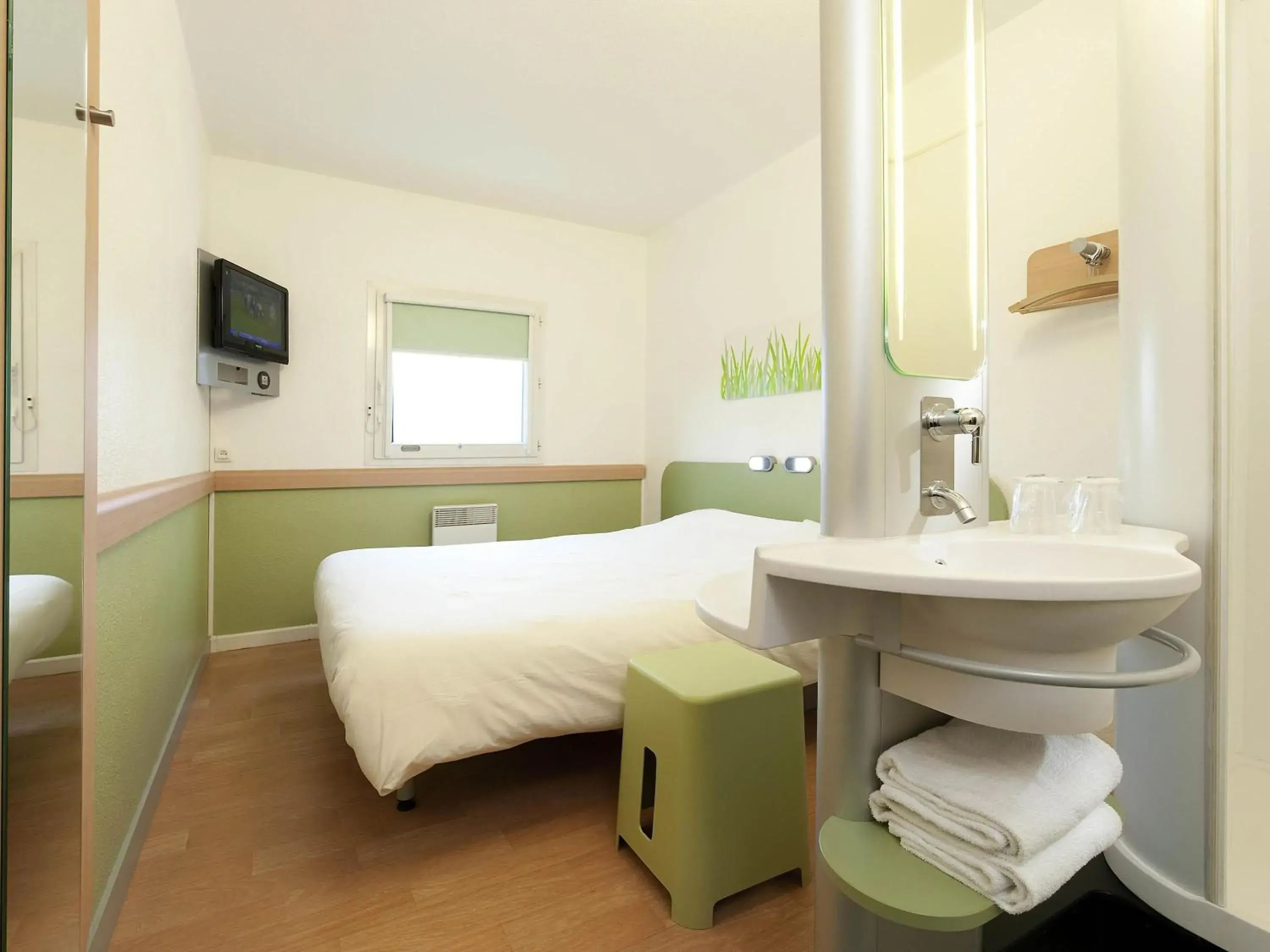 Double Room in ibis Budget Courbevoie Paris La Défense Double Room in ibis Budget Courbevoie Paris La Défense