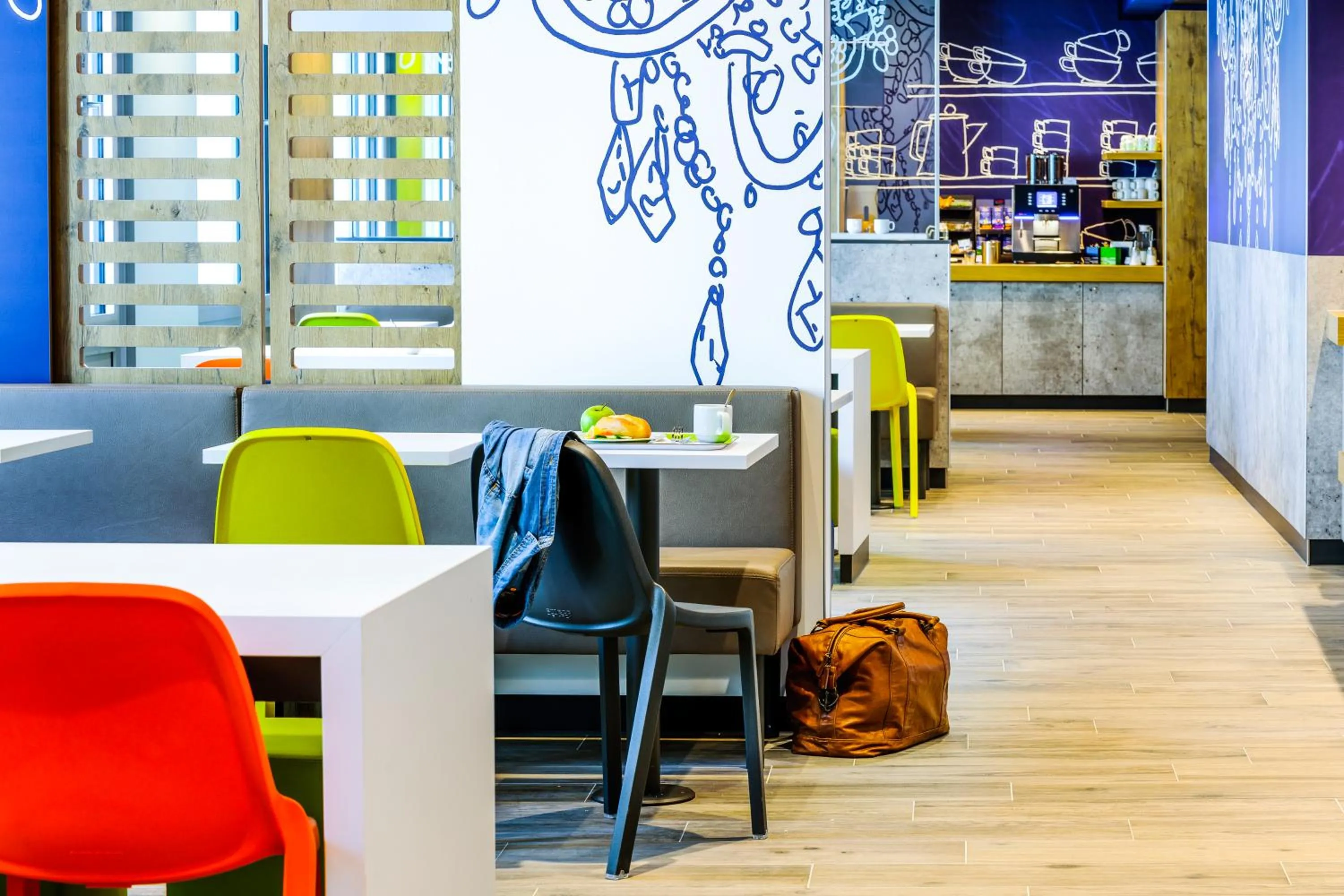 Restaurant/places to eat in ibis Budget Courbevoie Paris La Défense