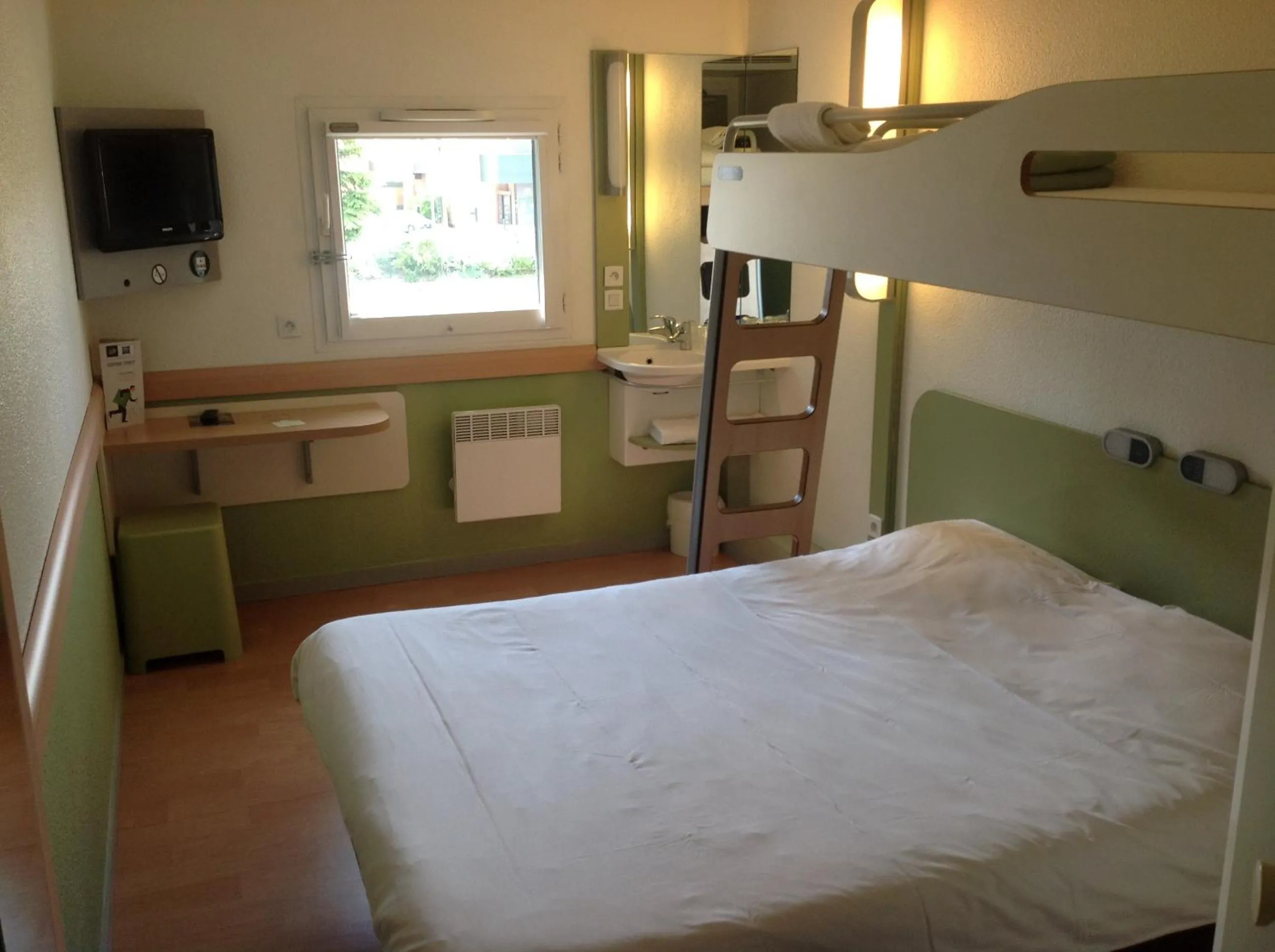 Photo of the whole room, Bed in ibis budget Orgeval