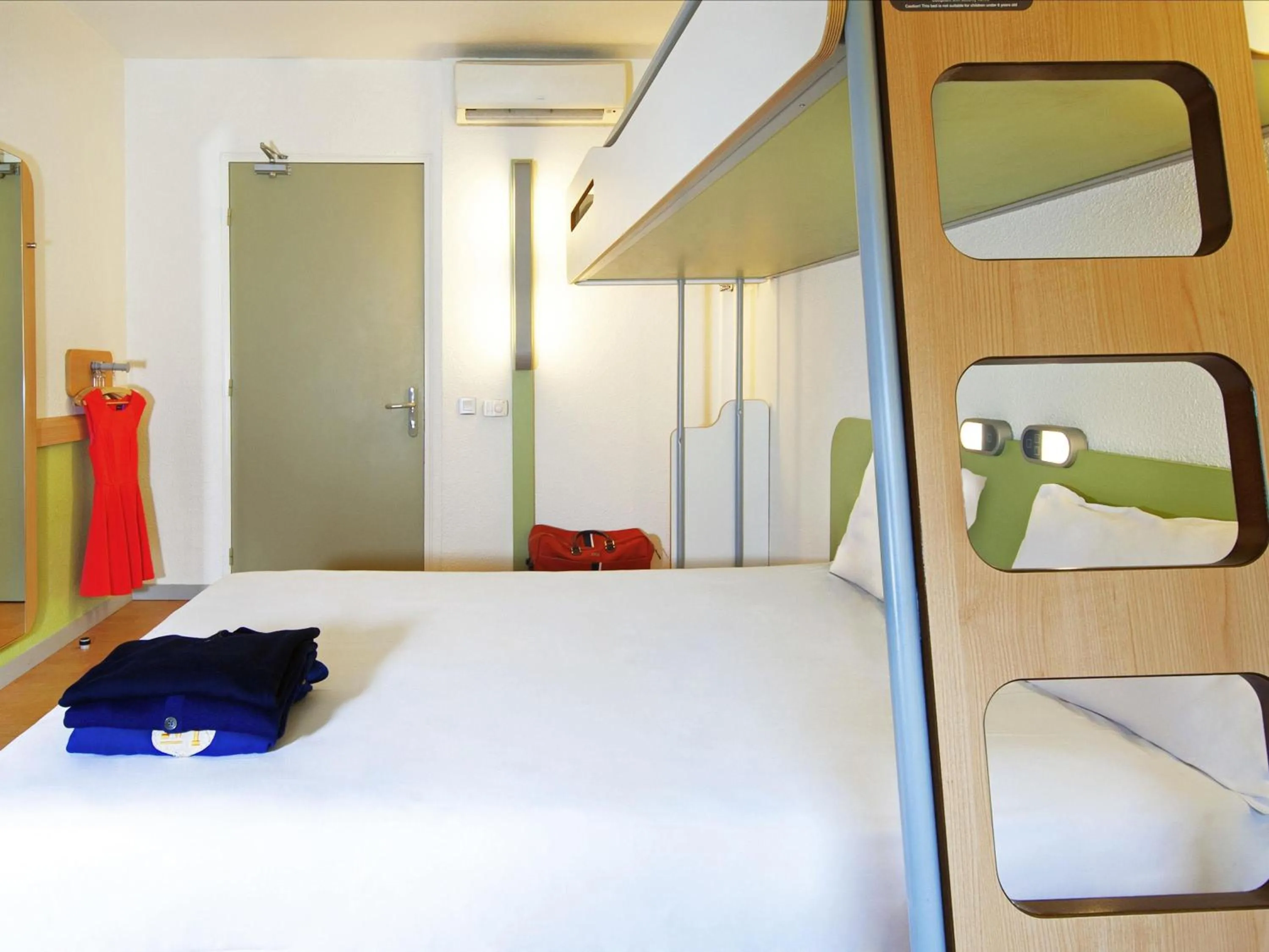 Bedroom, Bed in ibis budget Orgeval