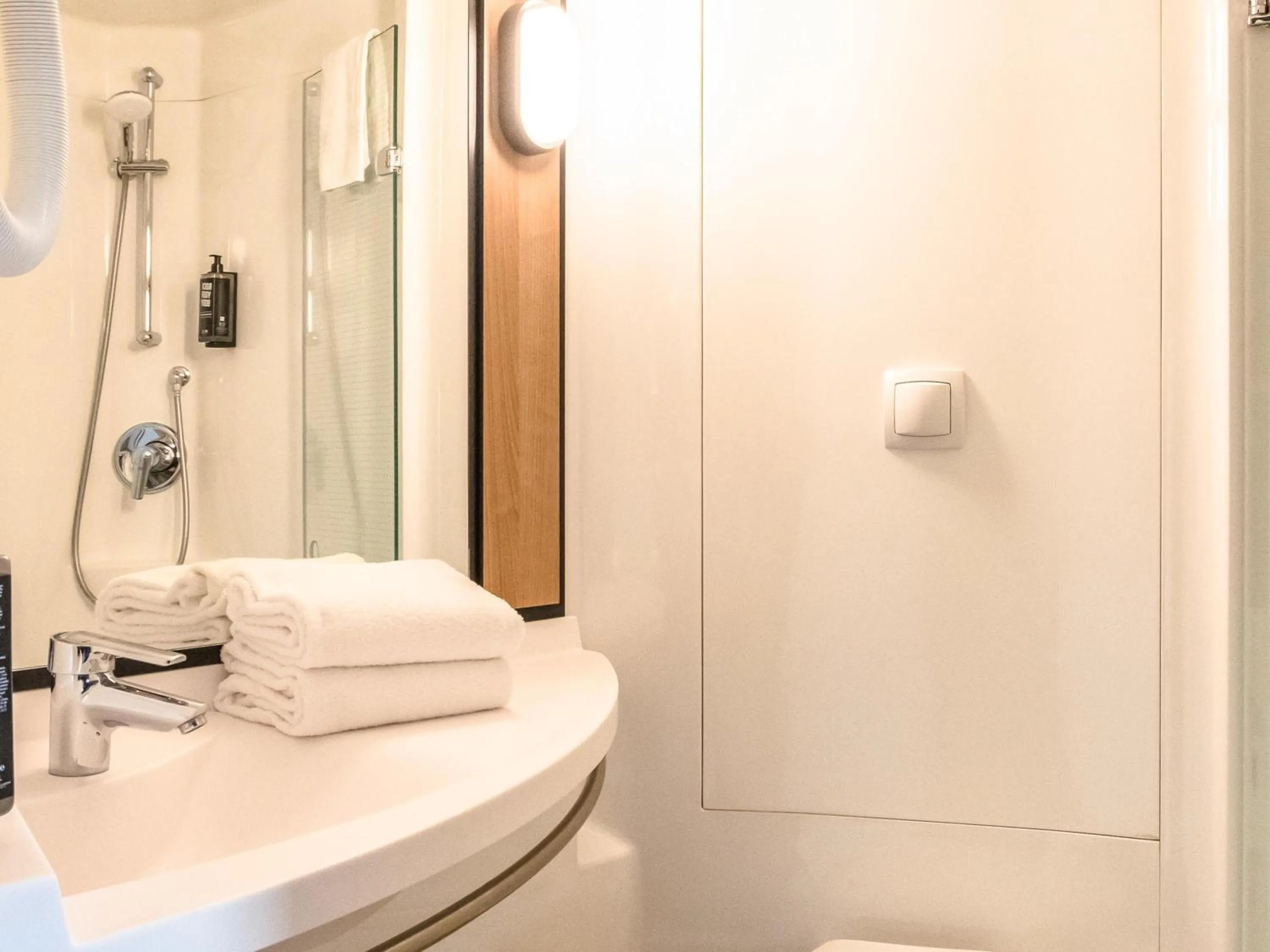 Bedroom in Ibis Albi