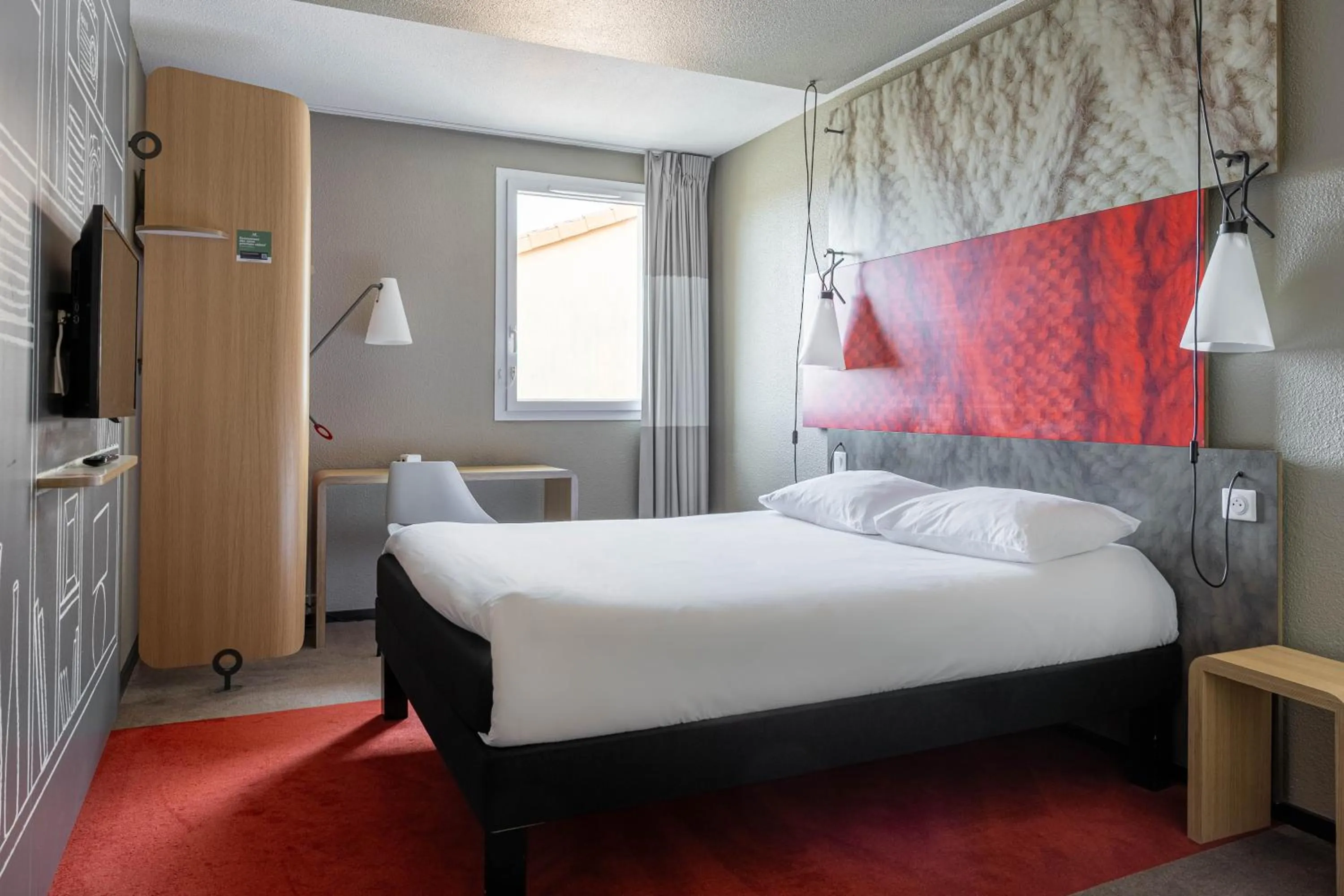 Bedroom, Bed in Ibis Albi