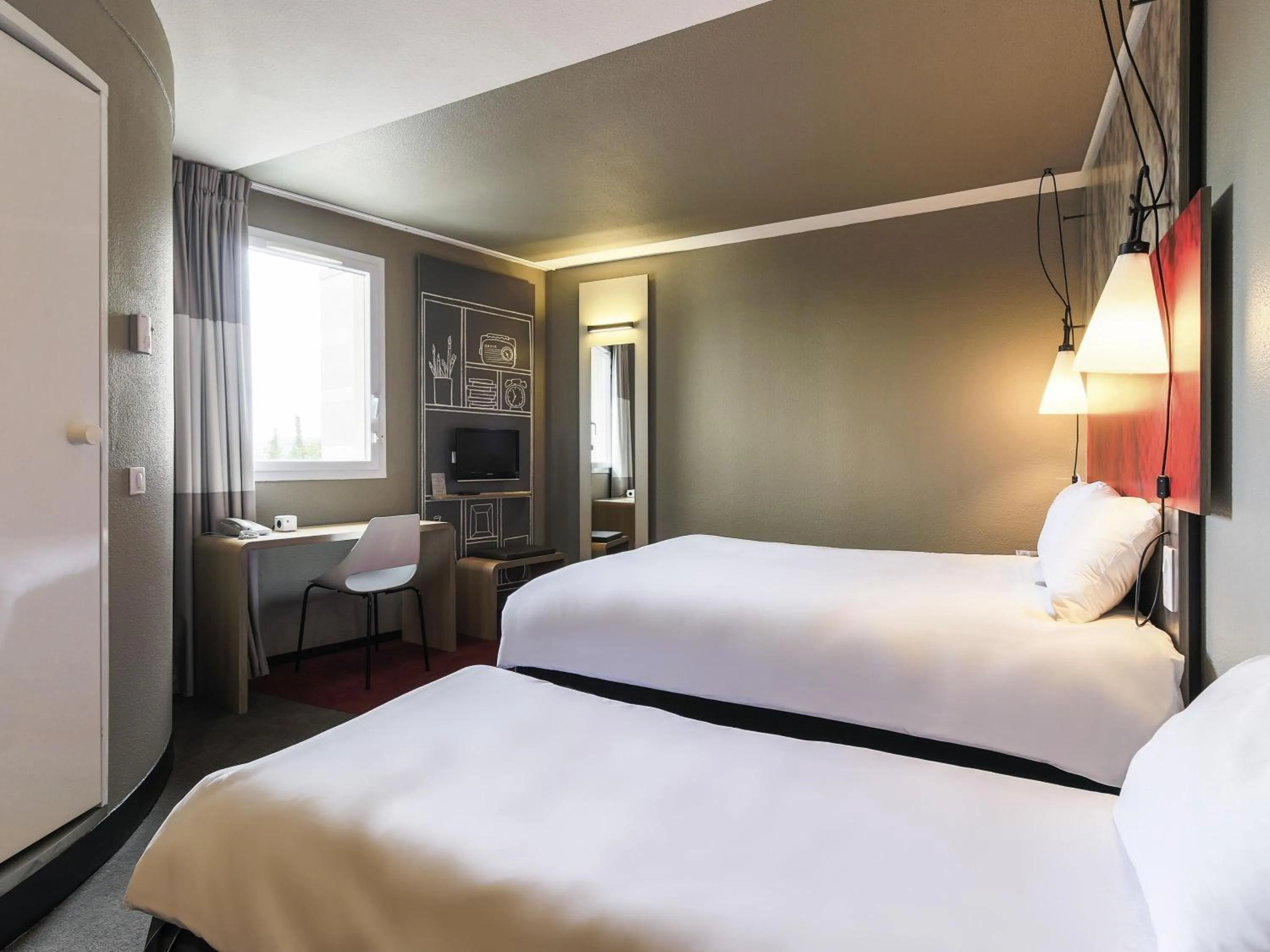 Bedroom, Bed in Ibis Albi