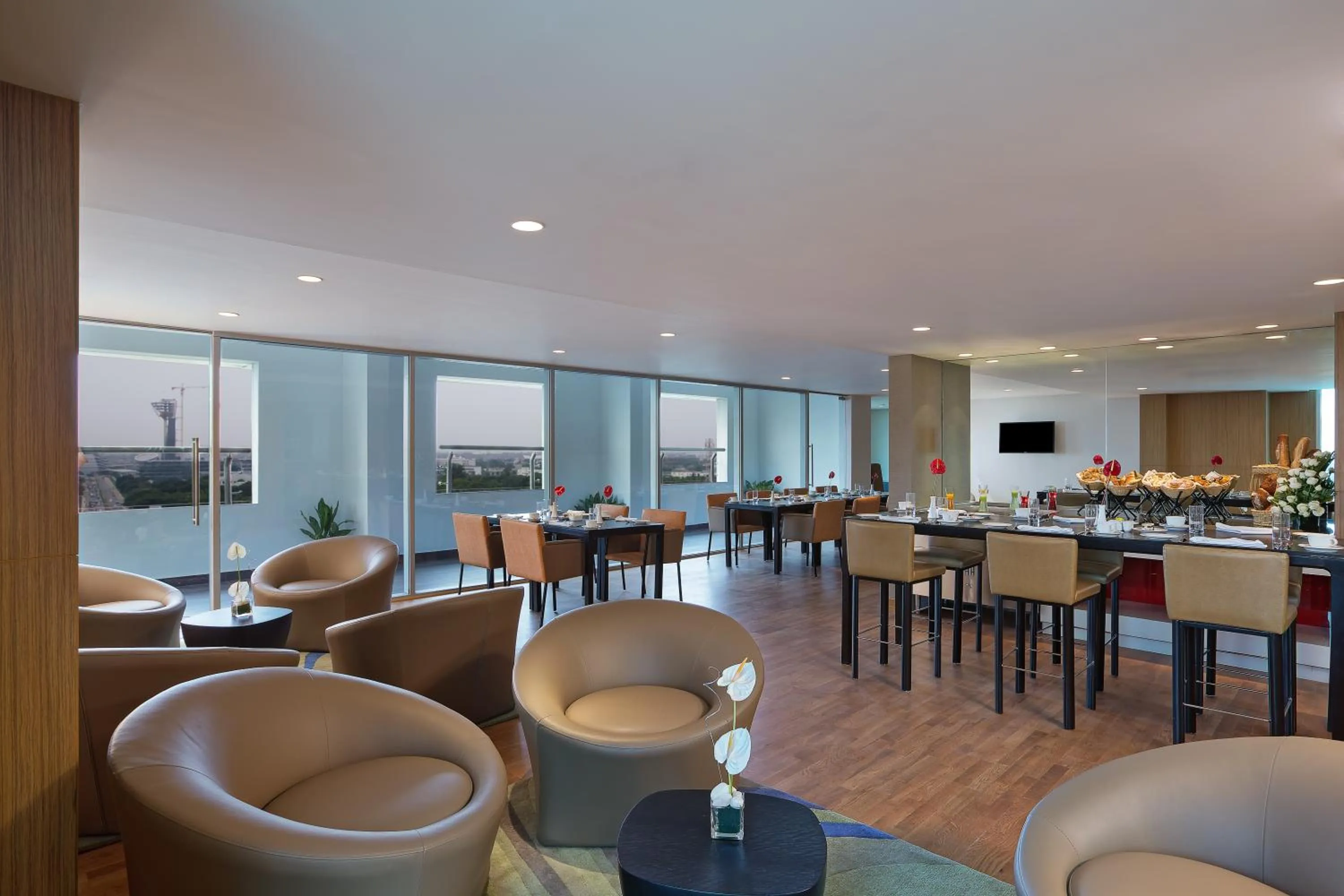Lounge or bar in Novotel Chennai Sipcot