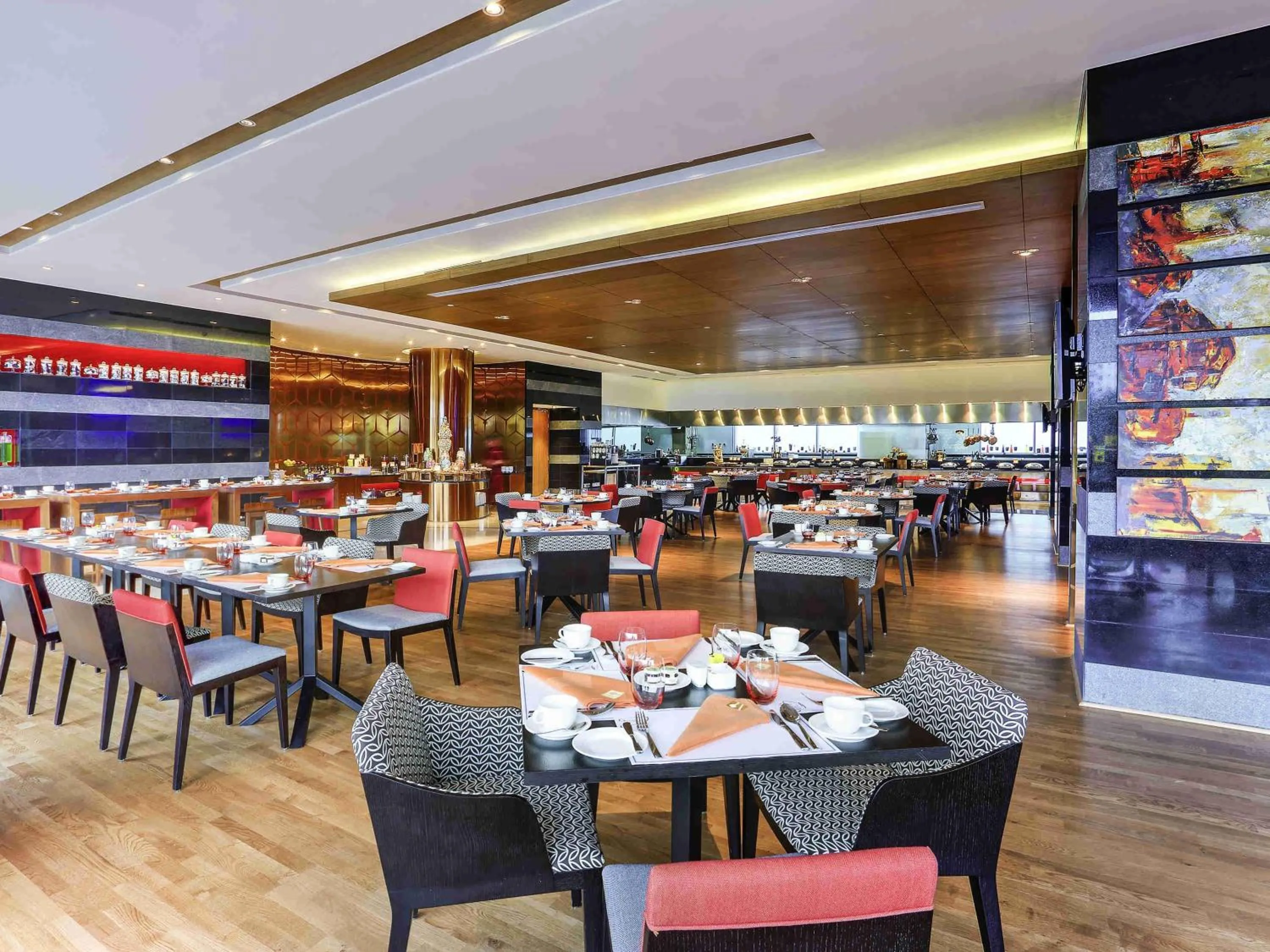 Restaurant/places to eat in Novotel Chennai Sipcot