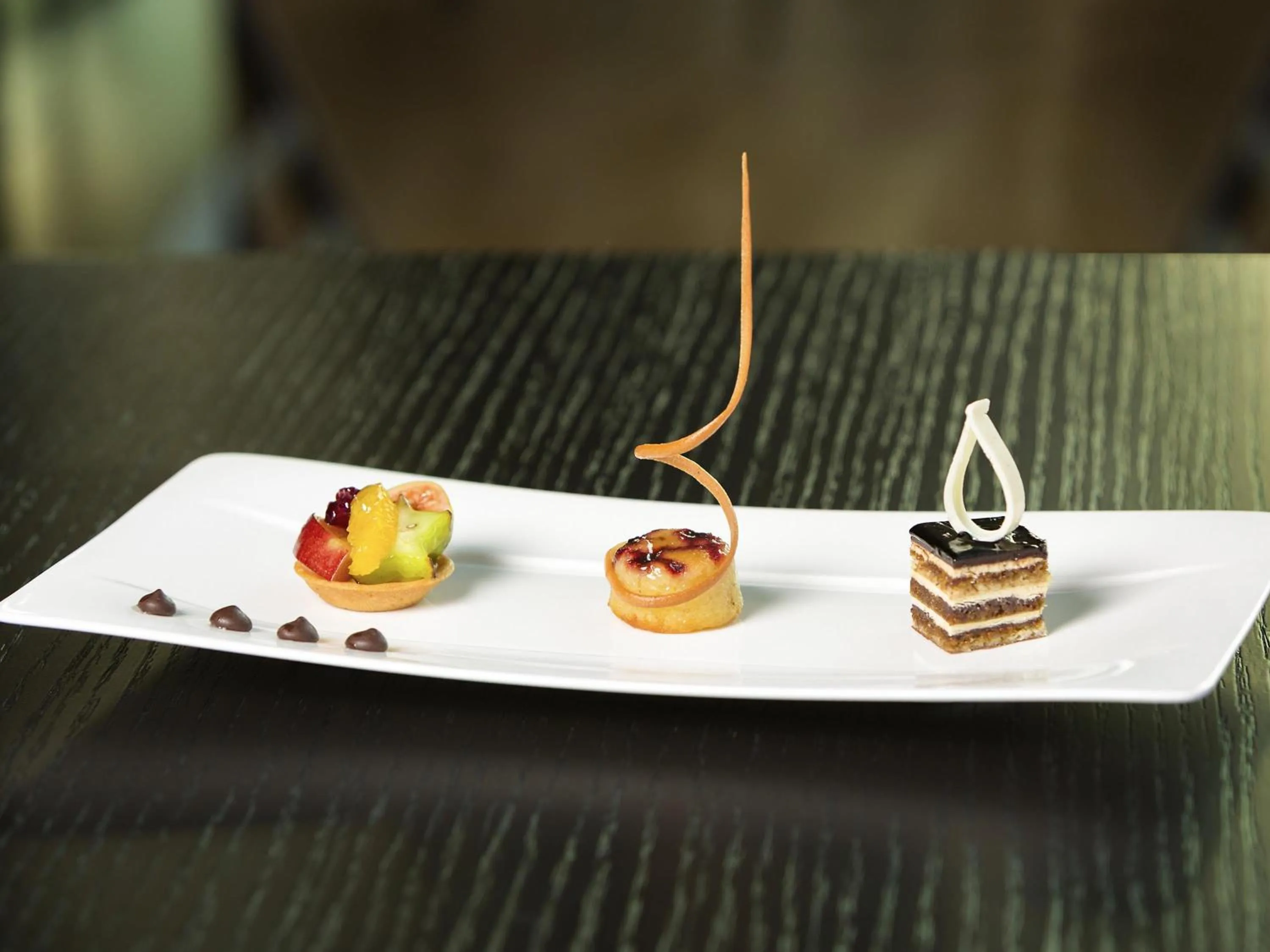 Restaurant/places to eat in Novotel Chennai Sipcot