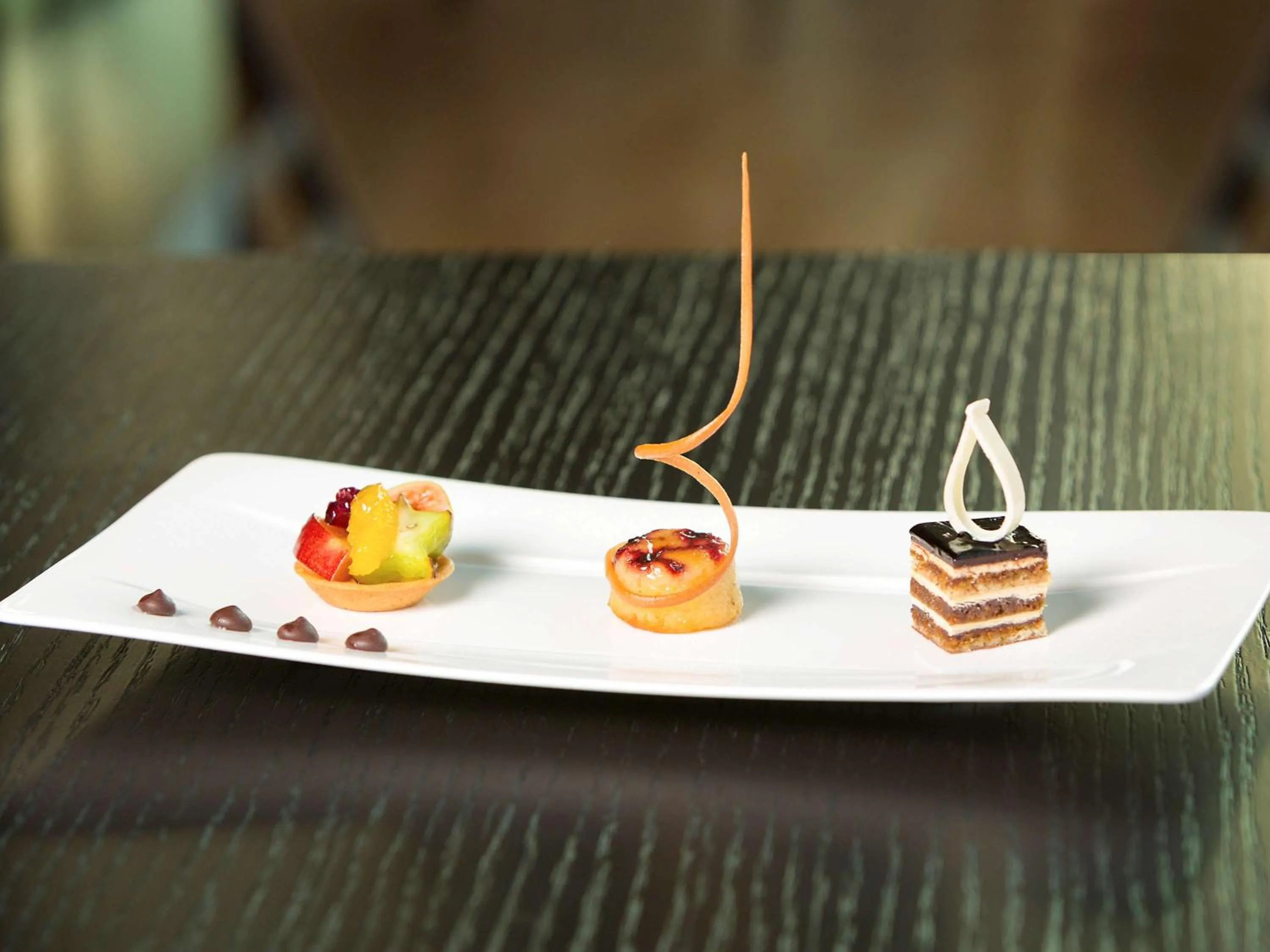 Restaurant/places to eat in Novotel Chennai Sipcot