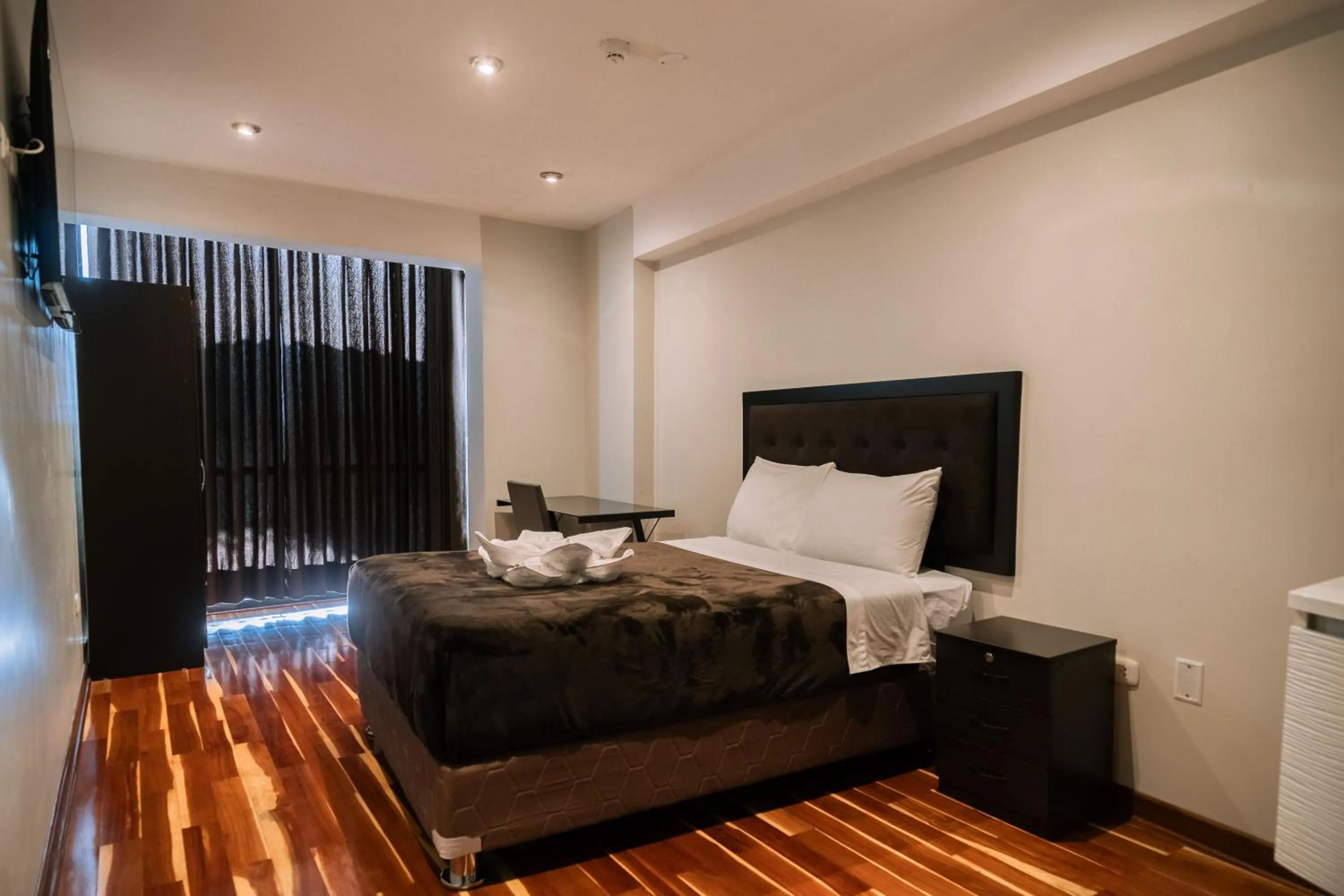 Photo of the whole room, Bed in Hotel California Urubamba