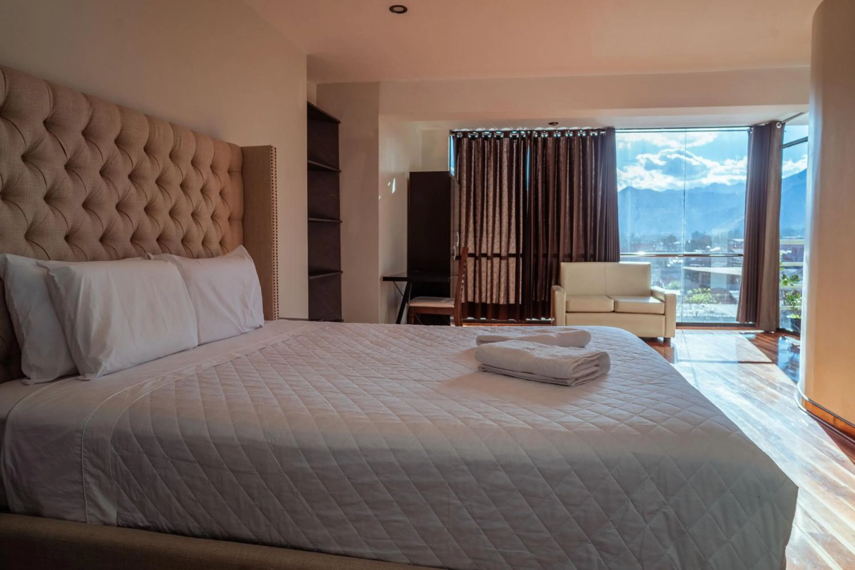 Photo of the whole room, Bed in Hotel California Urubamba