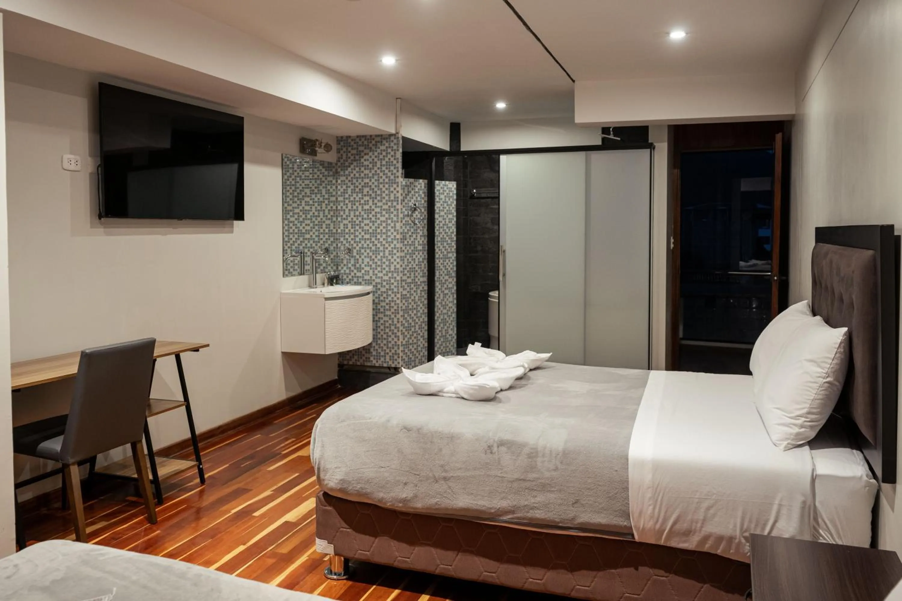 Photo of the whole room, Bed in Hotel California Urubamba