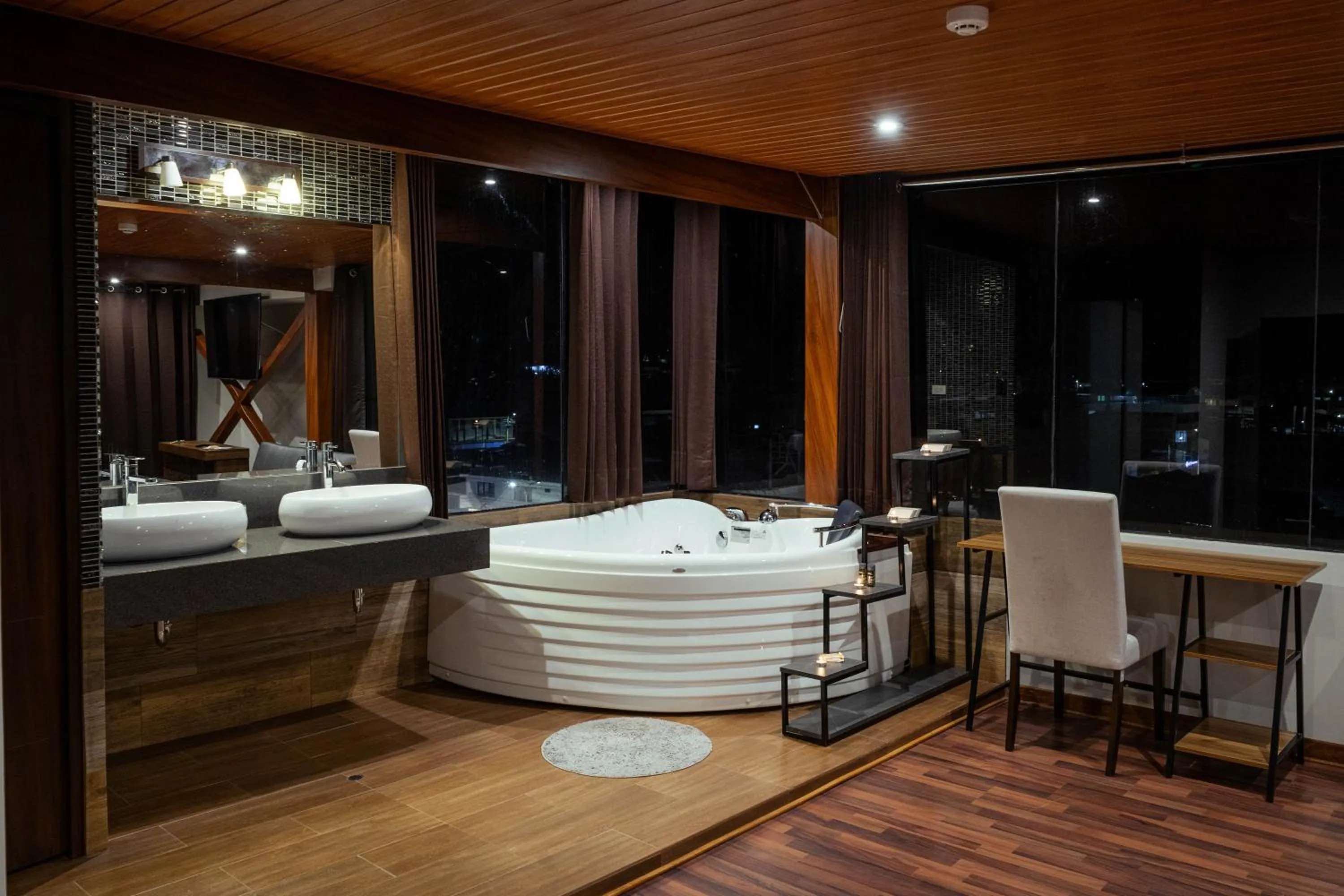 Photo of the whole room, Bed in Hotel California Urubamba