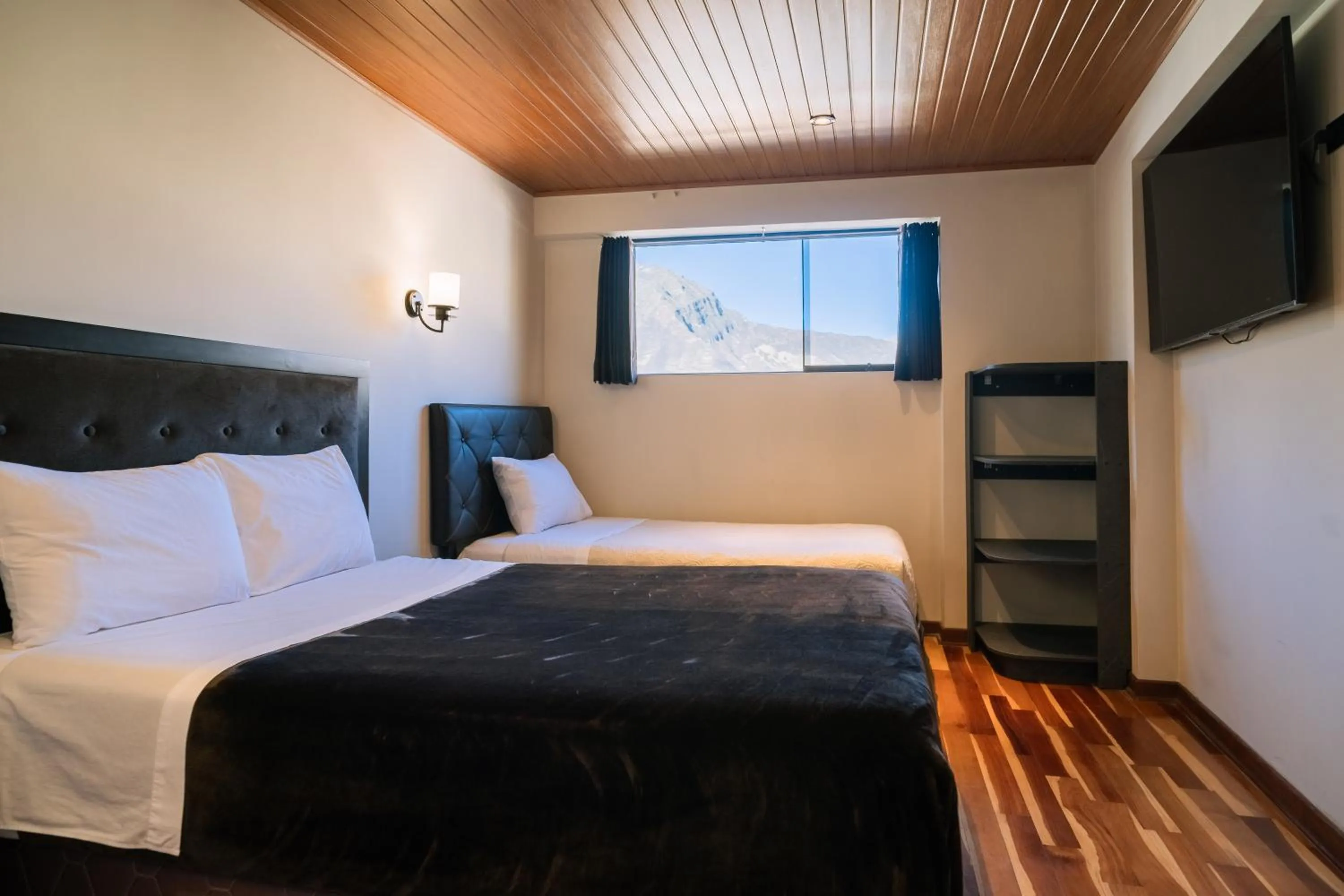 Photo of the whole room, Bed in Hotel California Urubamba