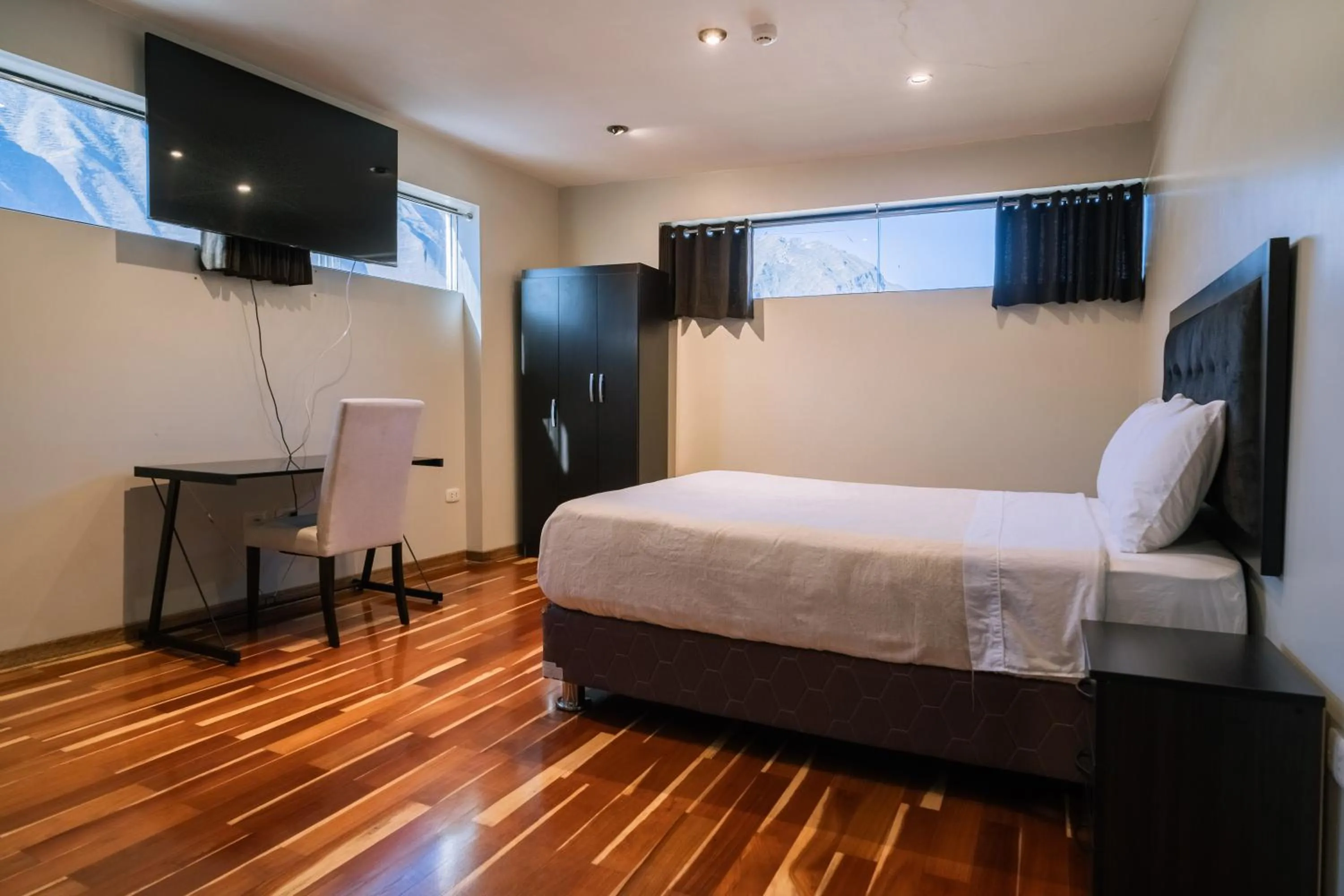 Photo of the whole room, Bed in Hotel California Urubamba