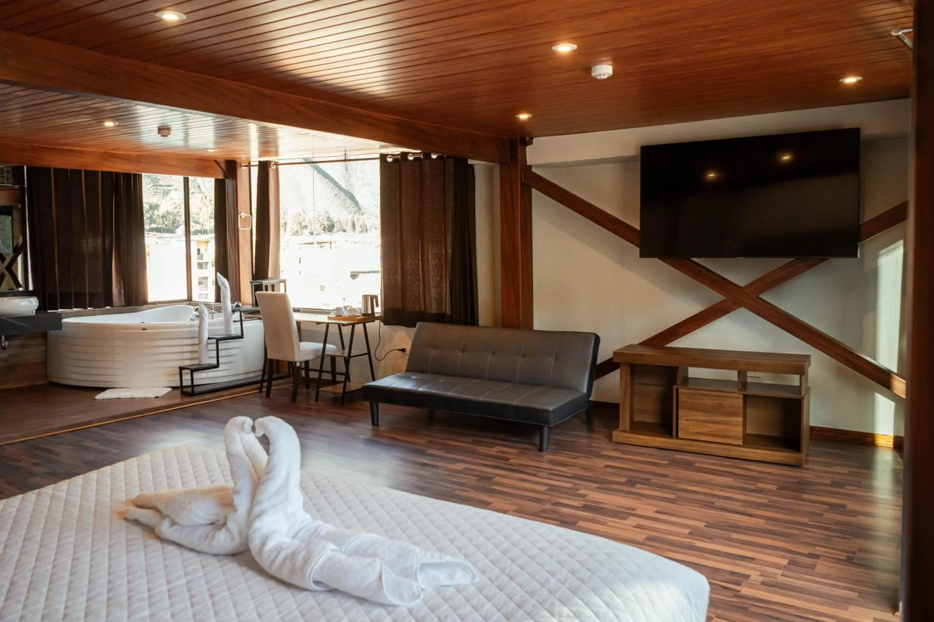 Photo of the whole room, Bed in Hotel California Urubamba