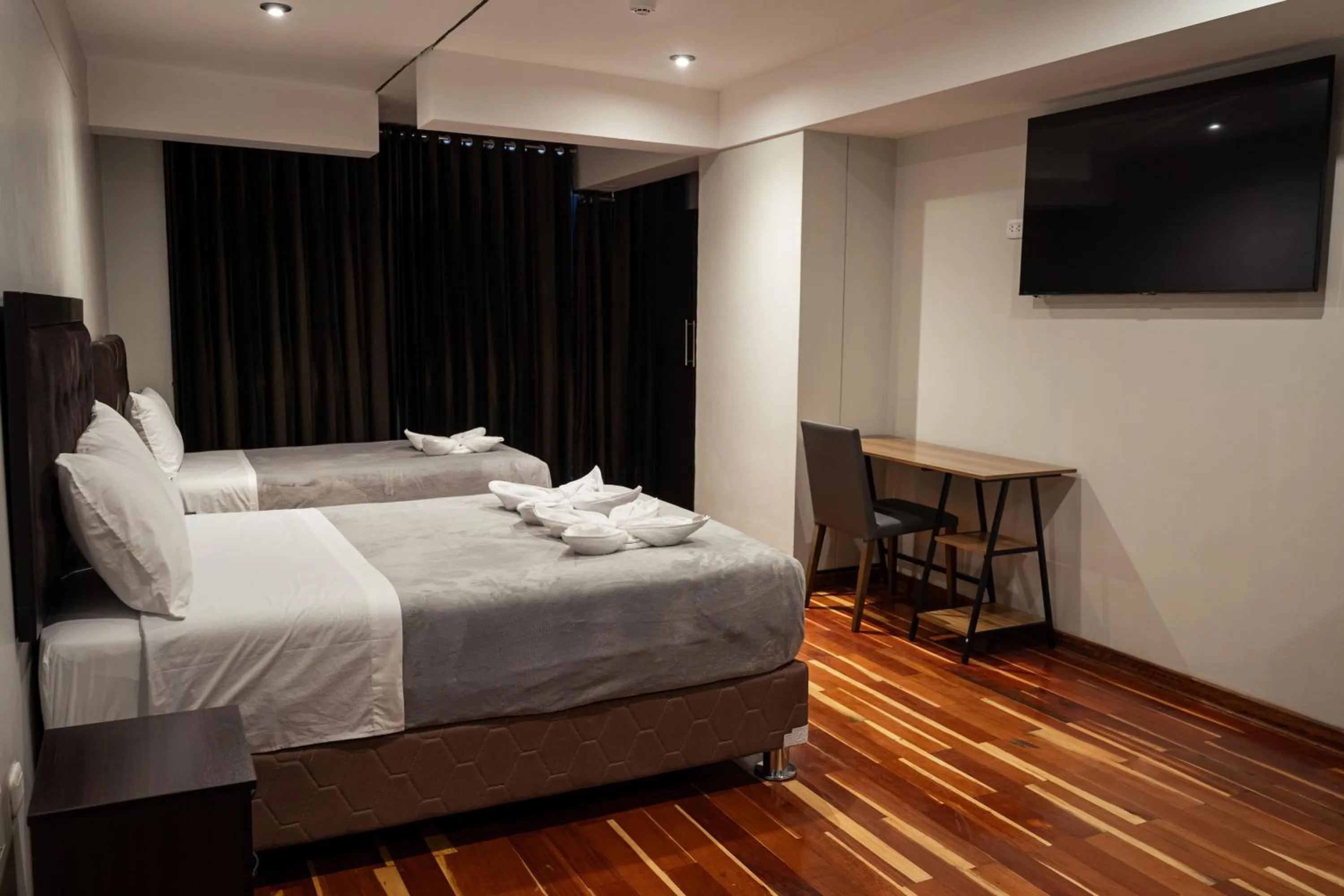 Photo of the whole room, Bed in Hotel California Urubamba