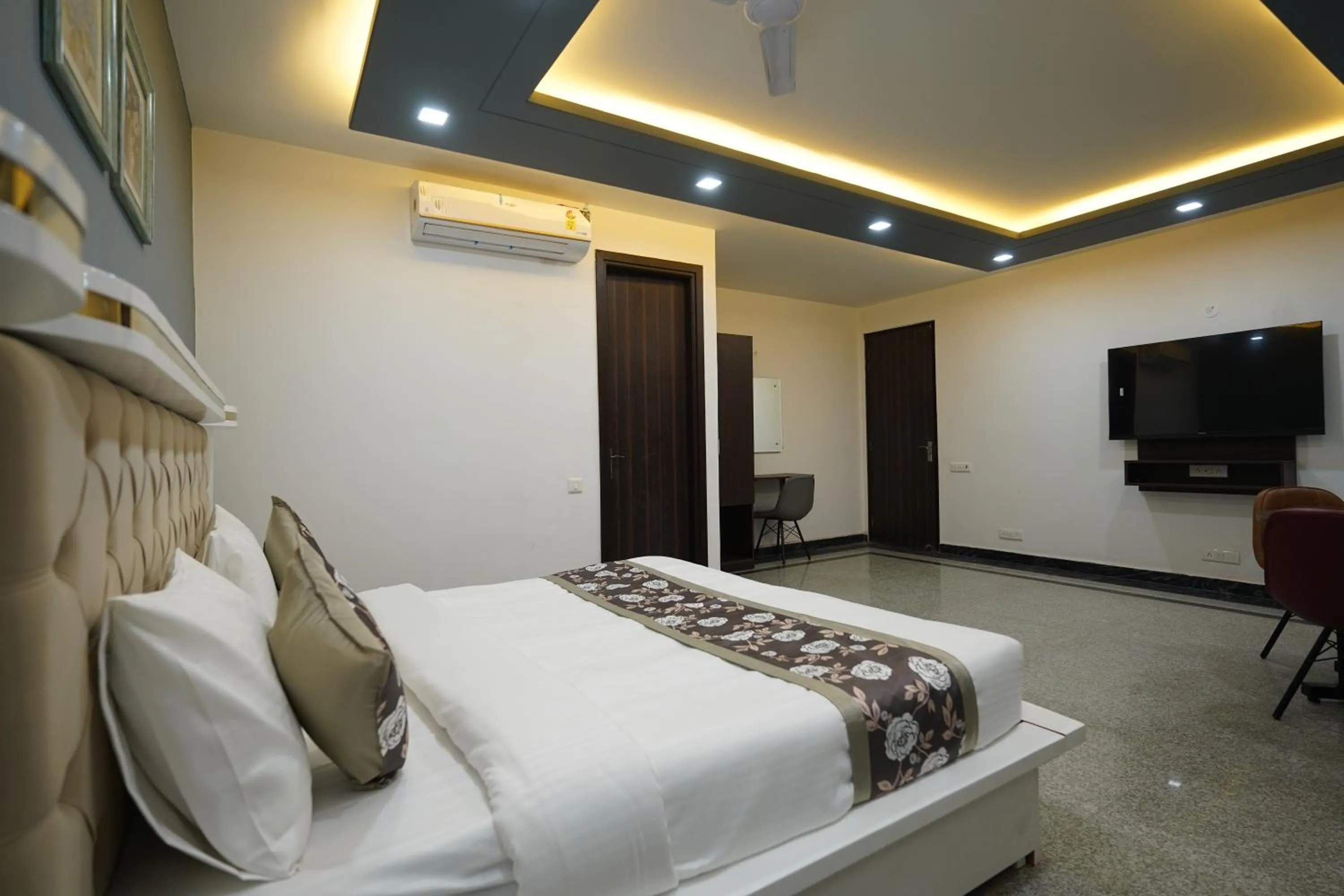 Bedroom, Bed in Posh Garden Inn Artemis Hospital Road Gurgaon